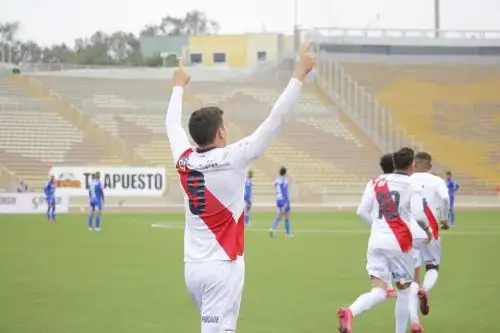 Matías Succar celebra uno de sus tres goles.