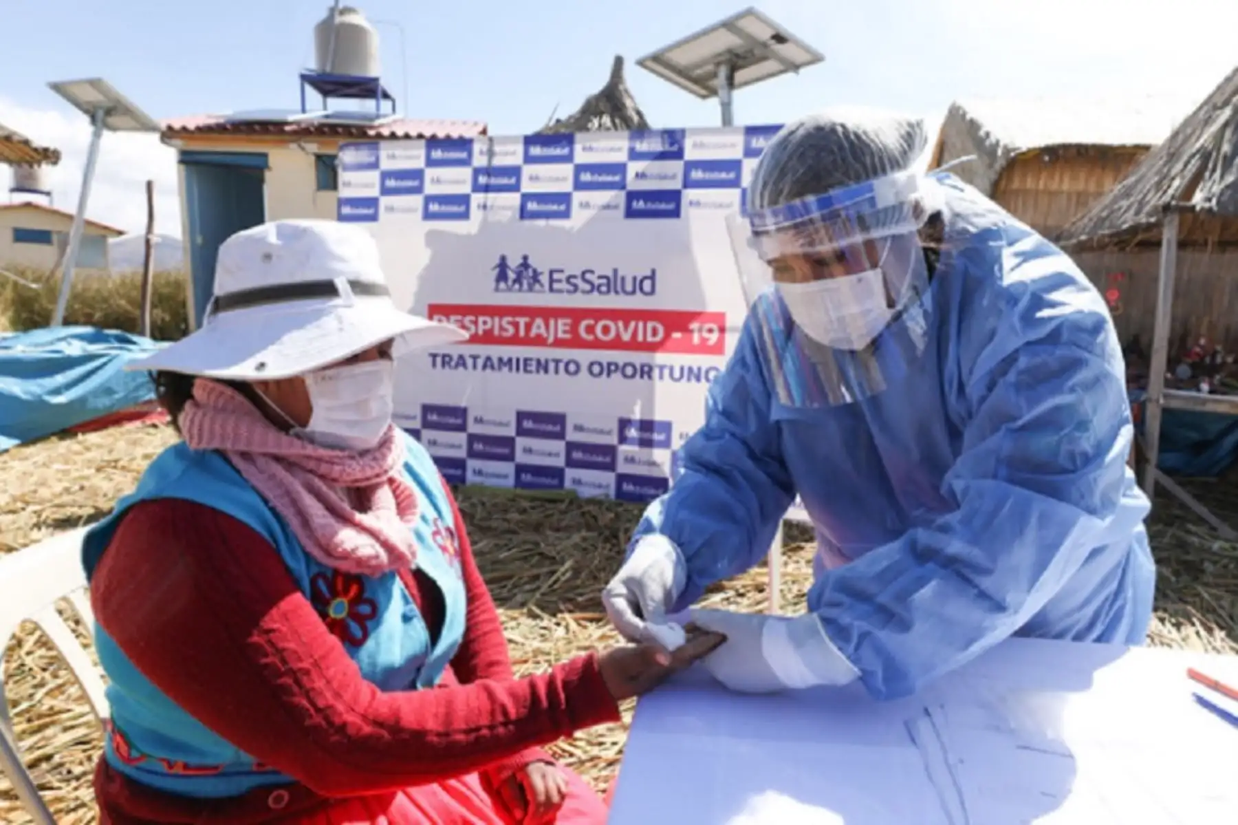 El Seguro Social de Salud (EsSalud) inició el operativo de prevención, detección y tratamiento de covid-19 “EsSalud te cuida”, en la isla flotante de los Uros, en la región Puno, donde se tiene previsto realizar 500 pruebas de tamizaje e iniciar tratamiento a los casos positivos. Foto: EsSalud