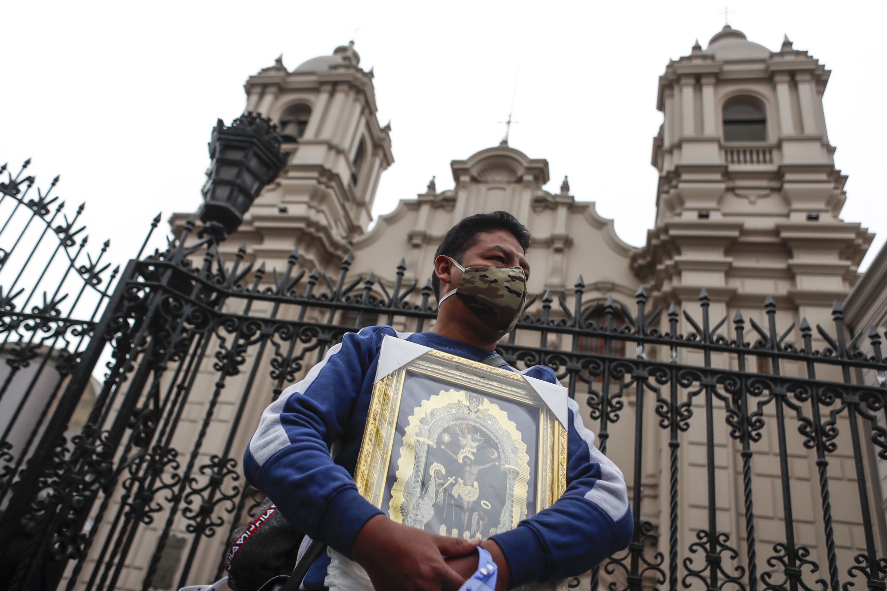 Las personas vulnerables deben limitar su presencia en los templos, recomendó el Arzobispado de Lima. Foto: ANDINA/Renato Pajuelo.