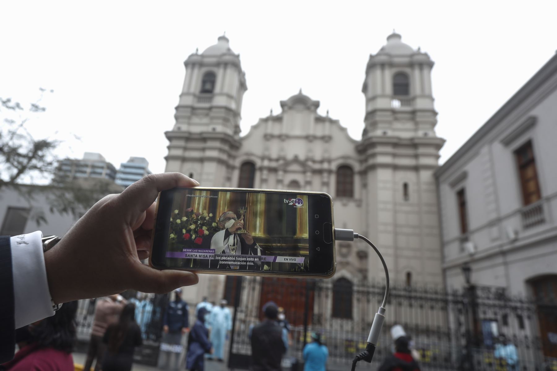 Fieles llegaron a pedir sus ruegos al Señor de los Milagros, en exteriores de iglesia Las Nazarenas. Foto: ANDINA/Renato Pajuelo