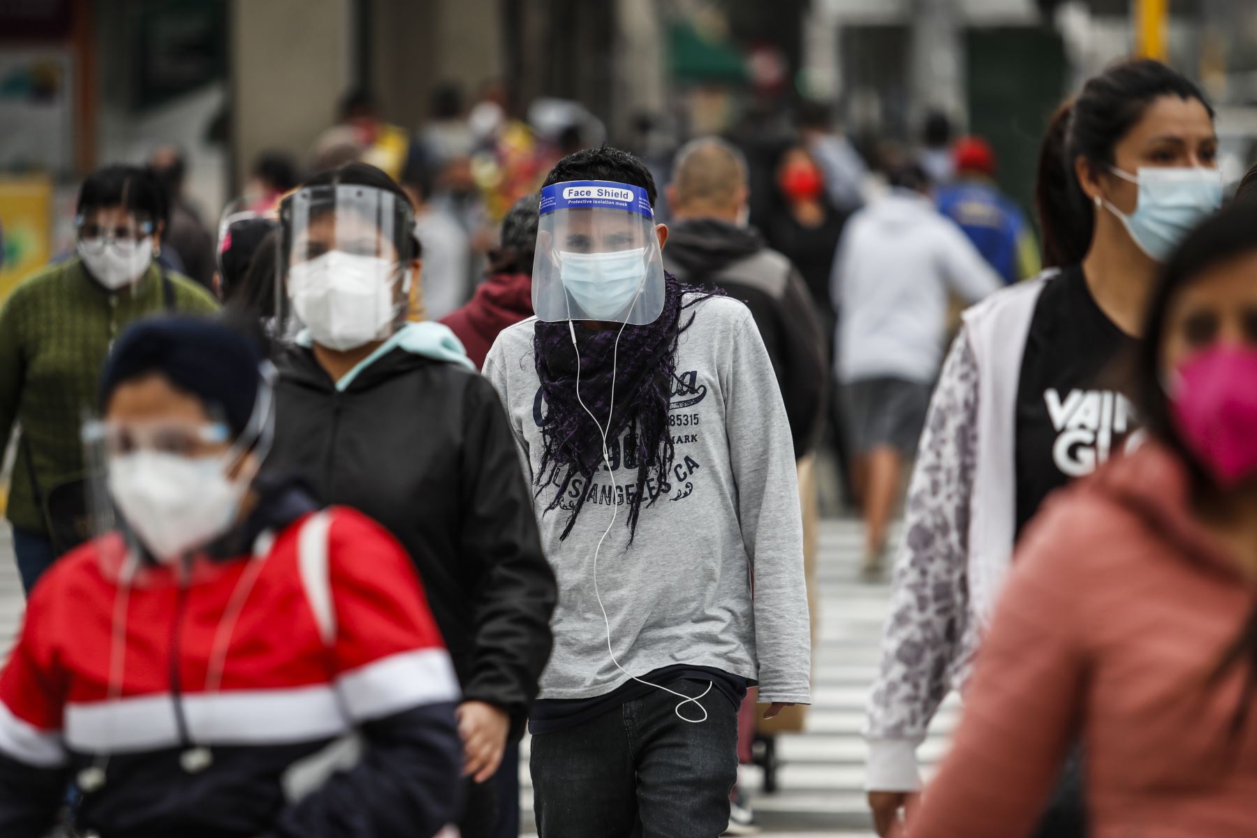 Personas caminan con mascarillas por el Centro de Lima durante el estado de emergencia por coronavirus. Foto: ANDINA/Renato Pajuelo