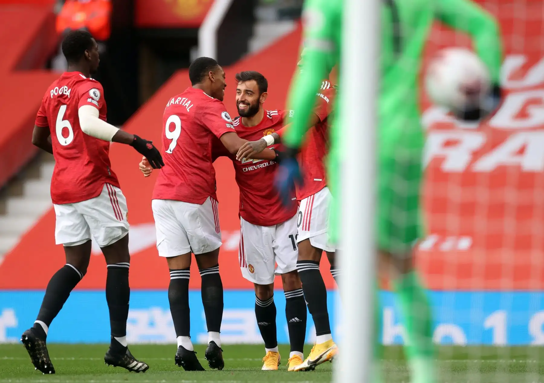 El mediocampista portugués del Manchester United, Bruno Fernandes, celebra el gol desde el punto de penalti durante el partido de fútbol de la Premier League. Foto: AFP