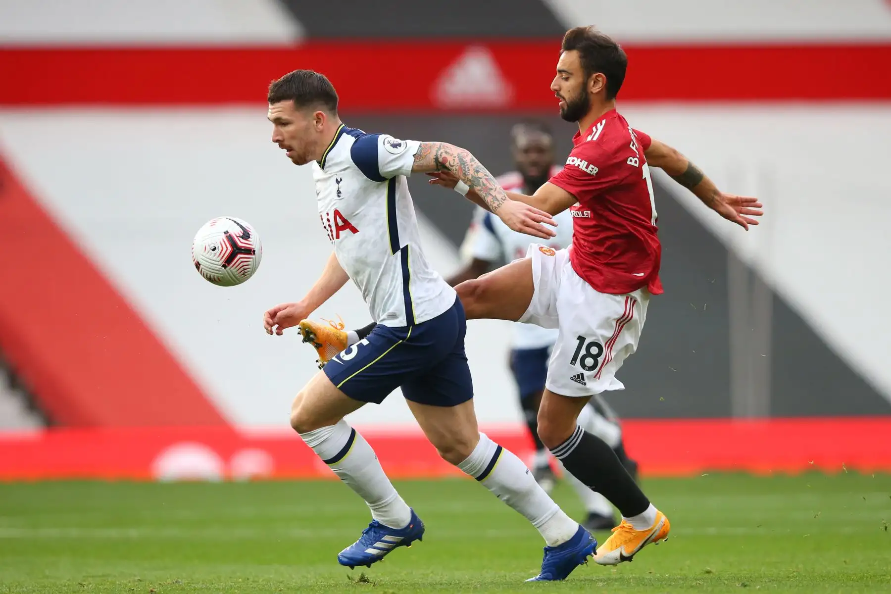 El mediocampista danés del Tottenham Hotspur, Pierre-Emile Hojbjerg, es desafiado por el mediocampista portugués del Manchester United, Bruno Fernandes, durante el partido de fútbol de la Premier League. Foto: AFP