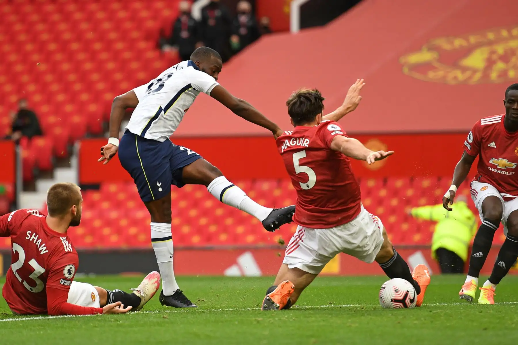 El centrocampista francés del Tottenham Hotspur, Tanguy Ndombele, dispara para marcar el primer gol de su equipo durante el partido de fútbol de la Premier League. Foto: AFP