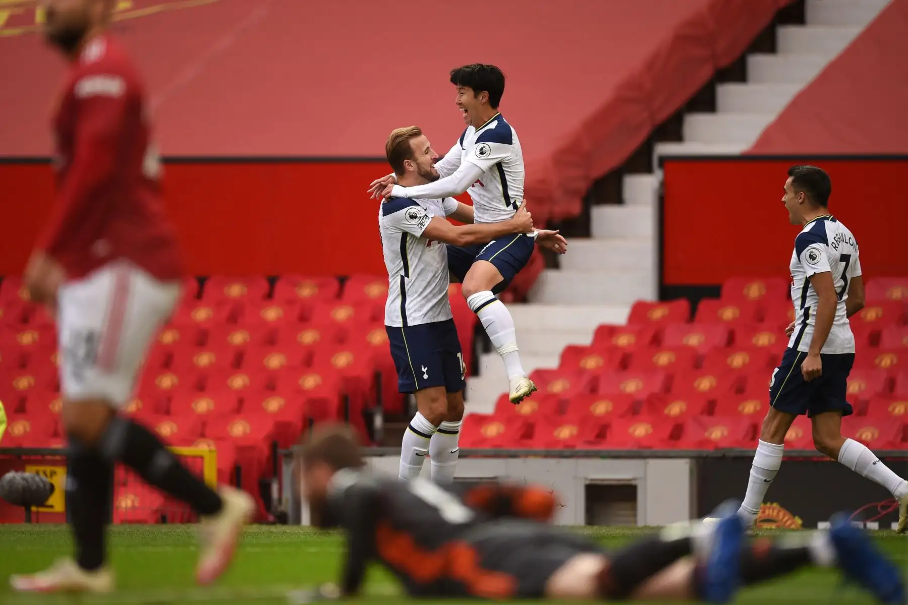 El delantero surcoreano del Tottenham Hotspur, Son Heung-Min, salta a los brazos de su compañero Harry Kane después de que marcó su segundo gol durante el partido de fútbol de la Premier League. Foto: AFP