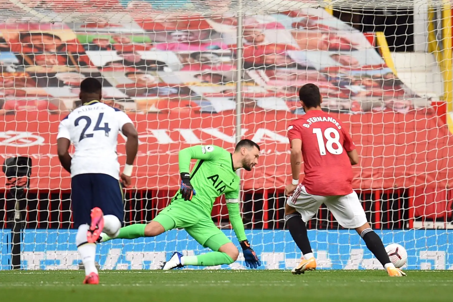 El centrocampista portugués del Manchester United, Bruno Fernandes, dispara desde el punto de penalti para marcar el gol de apertura de su equipo. Foto: AFP