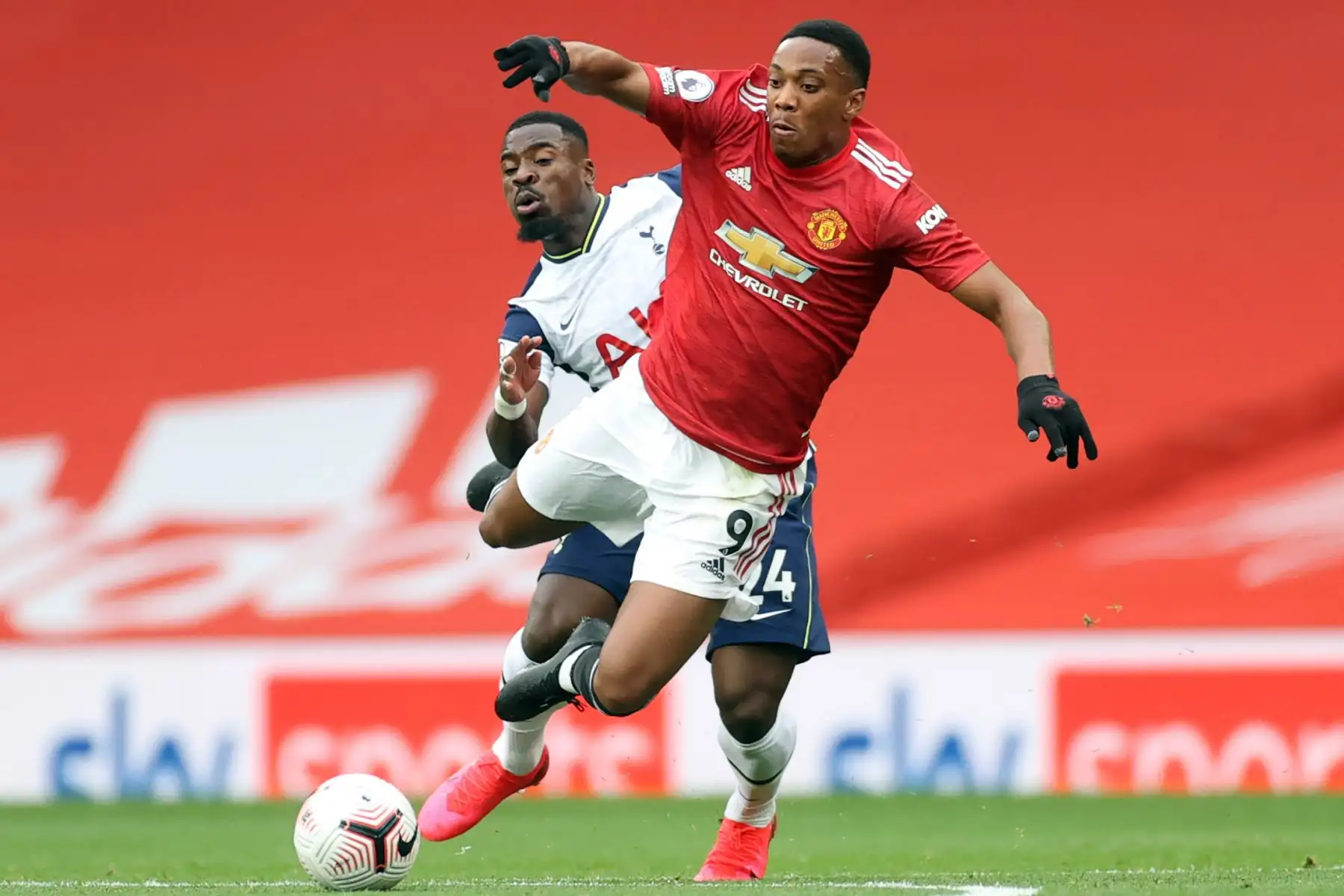 El defensor marfileño del Tottenham Hotspur, Serge Aurier, desafía al delantero francés del Manchester United, Anthony Martial, durante el partido de fútbol de la Premier League. Foto: AFP