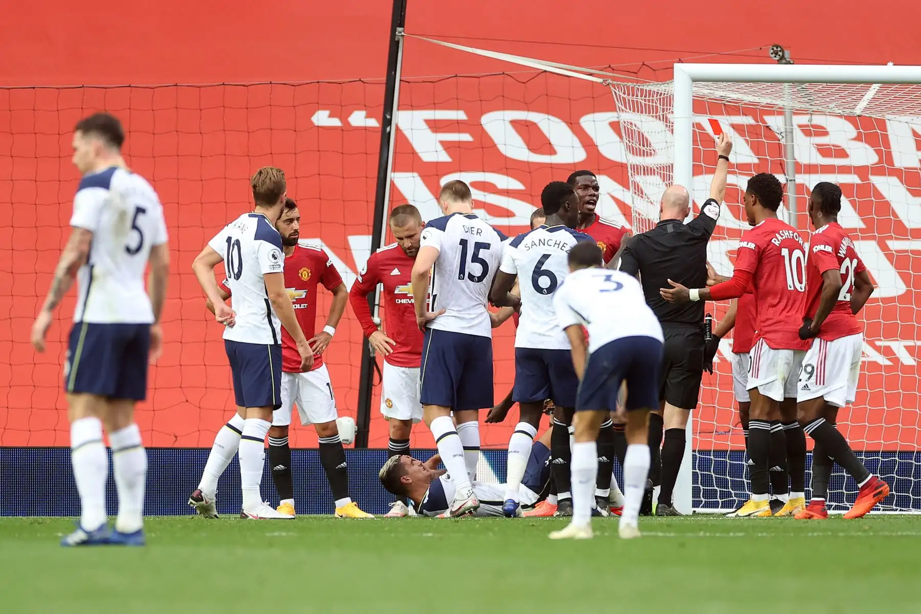 El delantero francés del Manchester United, Anthony Martial, recibe una tarjeta roja después de una falta sobre el mediocampista argentino del Tottenham Hotspur, Erik Lamela, durante el partido de fútbol de la Premier League. Foto: AFP