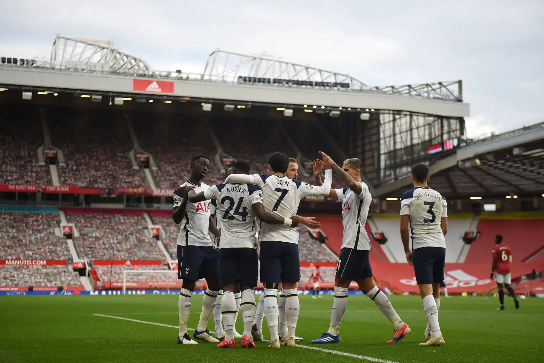 El delantero surcoreano del Tottenham Hotspur, Son Heung-Minm, se une a sus compañeros de equipo para celebrar el cuarto gol su equipo durante el partido de fútbol de la Premier League. Foto: AFP