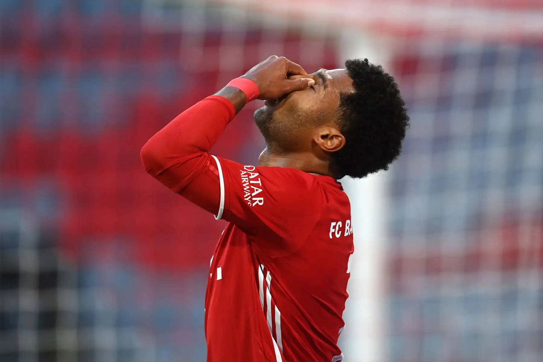 El mediocampista alemán del Bayern Munich Serge Gnabry reacciona durante el partido de fútbol de la Bundesliga. Foto: AFP