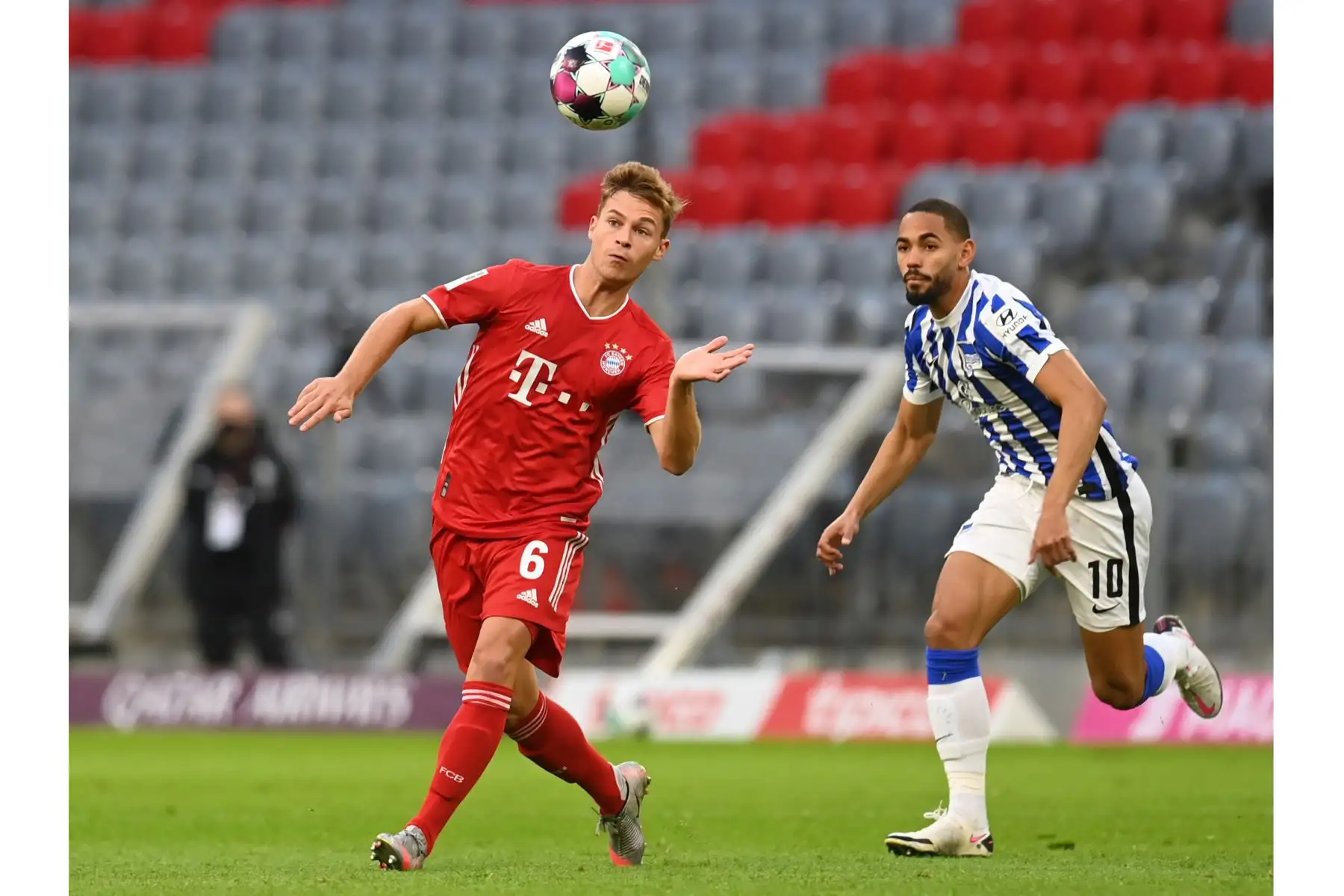 El mediocampista alemán del Bayern Munich, Joshua Kimmich, y el delantero brasileño del Hertha Berlin, Matheus Cunha, compiten por el balón durante el partido de fútbol de la Bundesliga. Foto: AFP