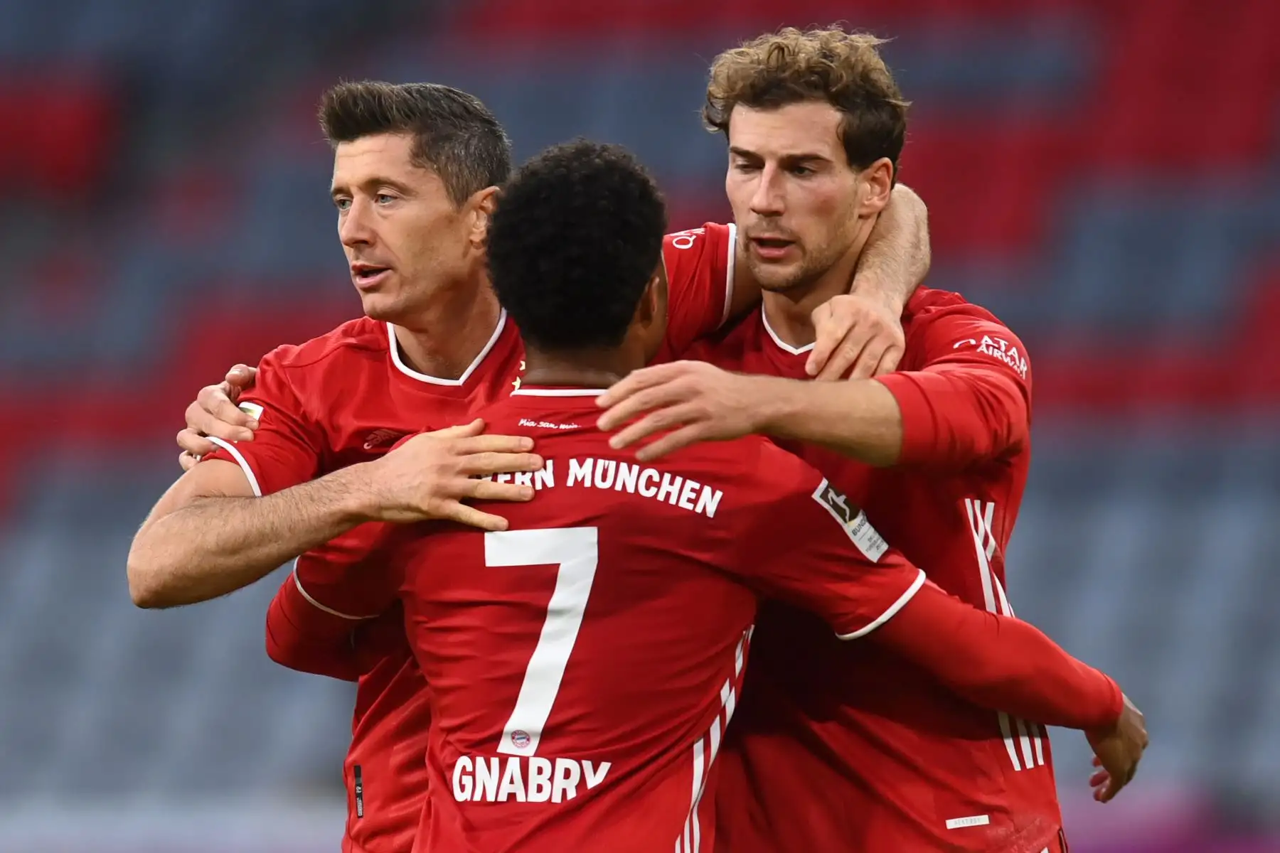 El delantero polaco del Bayern Munich Robert Lewandowski celebra el gol de apertura con sus compañeros de equipo durante el partido de fútbol de la Bundesliga. Foto: AFP