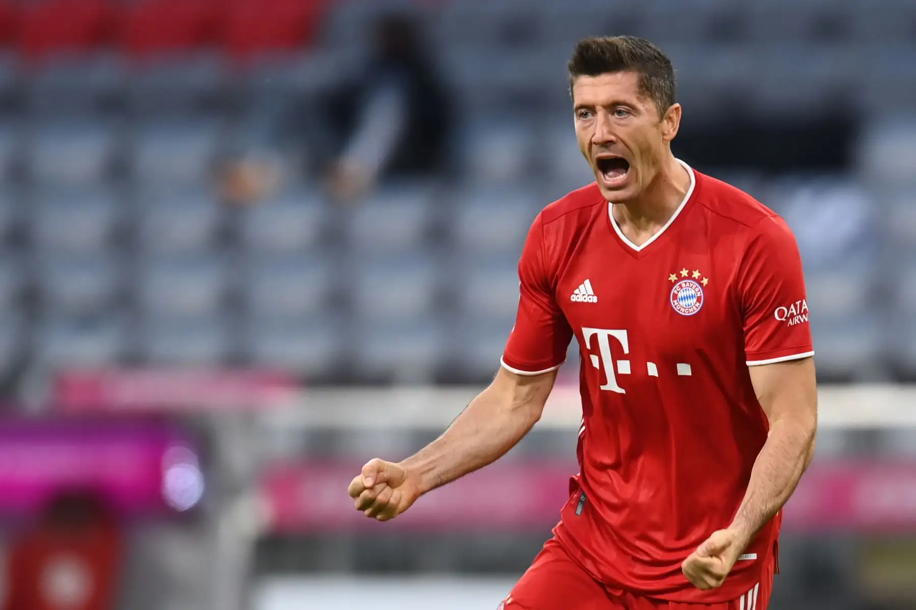 El delantero polaco del Bayern Munich, Robert Lewandowski, celebra el gol de apertura durante el partido de fútbol de la Bundesliga. Foto: AFP