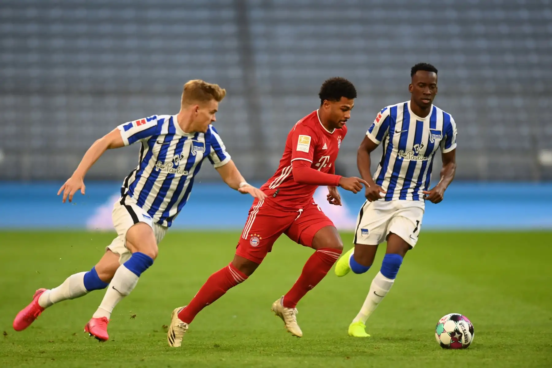 El centrocampista alemán del Bayern de Múnich Serge Gnabry compite por el balón con el defensor alemán del Hertha Berlín, Maximilian Mittelstaedt, durante partido de fútbol de la Premier League. Foto: AFP