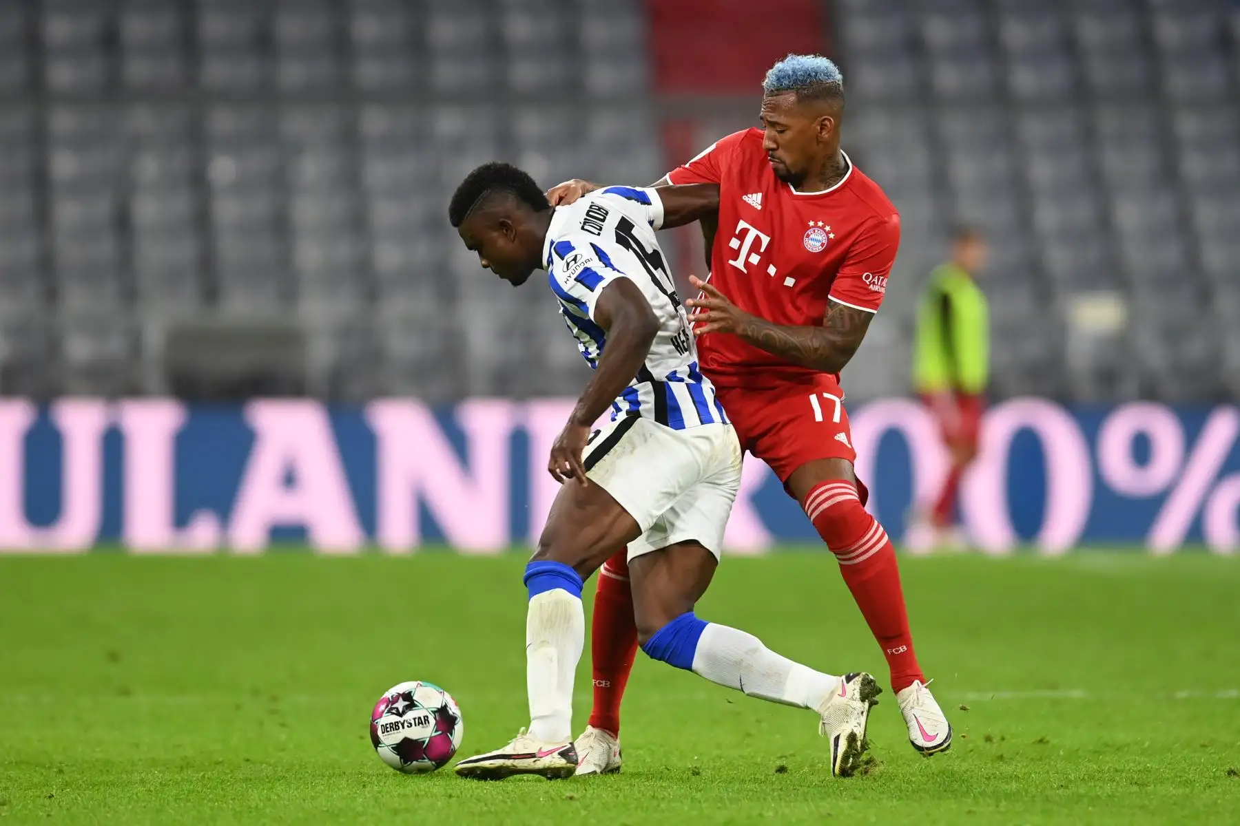 El delantero colombiano del Hertha Berlín, Jhon Córdoba, y el defensor alemán del Bayern Munich, Jerome Boateng, compiten por el balón durante el partido de fútbol de la Bundesliga. Foto: AFP