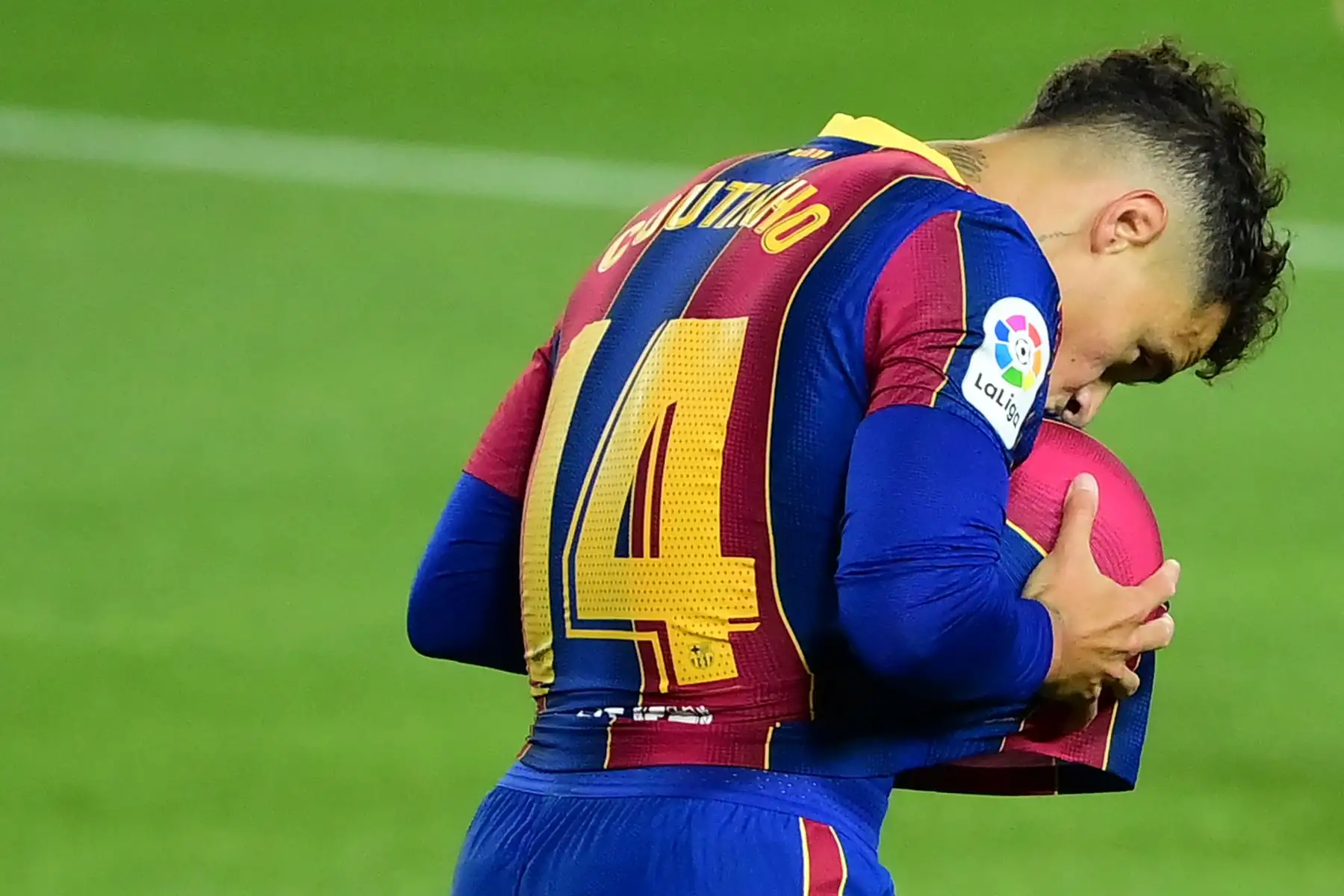 El centrocampista brasileño del Barcelona, ​​Philippe Coutinho, celebra tras anotar durante el partido de fútbol de la Liga española entre el FC Barcelona y el Sevilla FC. Foto: AFP