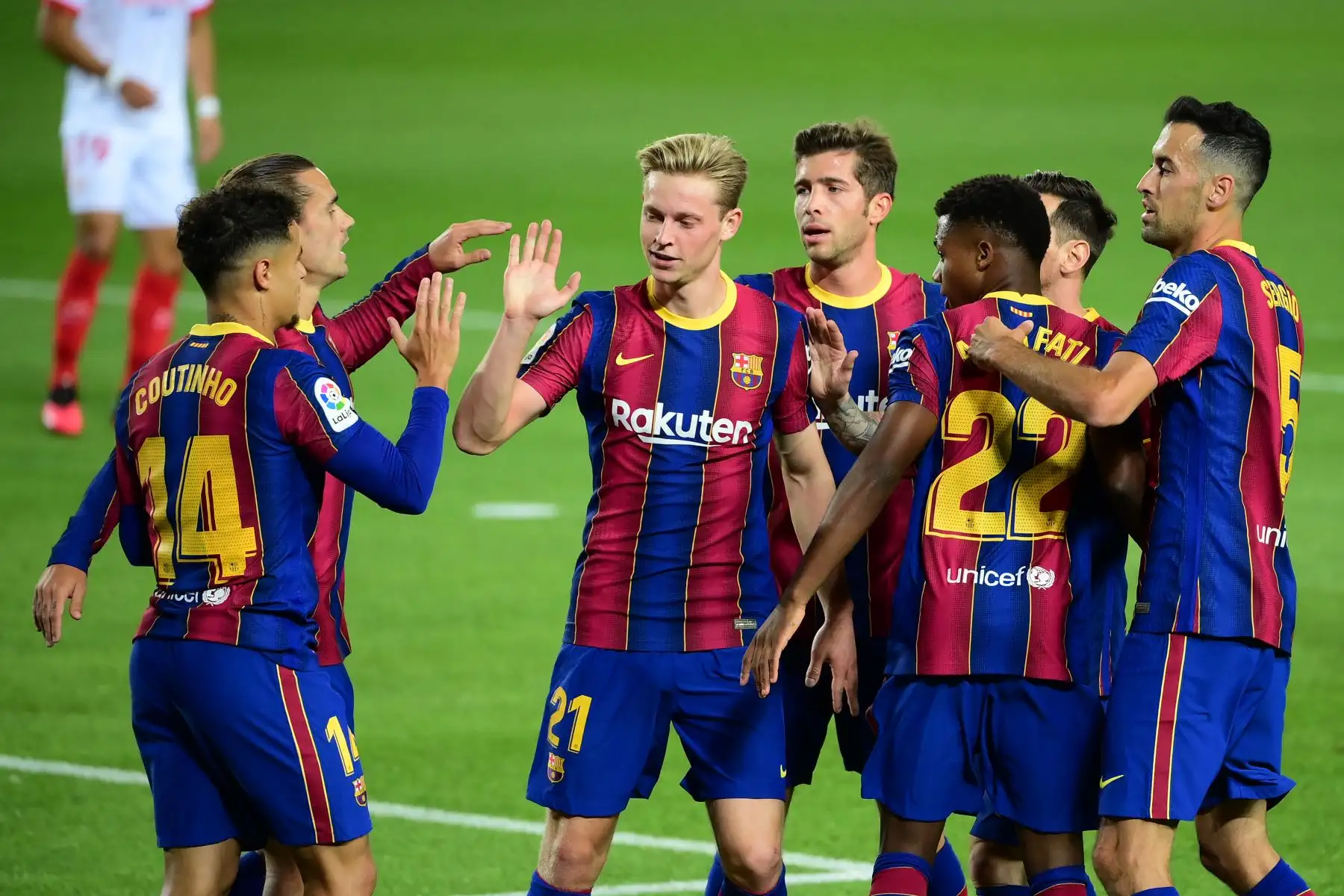 El centrocampista brasileño del Barcelona, ​​Philippe Coutinho, celebra con sus compañeros de equipo después de anotar durante el partido de fútbol de la Liga española entre el FC Barcelona y el Sevilla FC. Foto: AFP