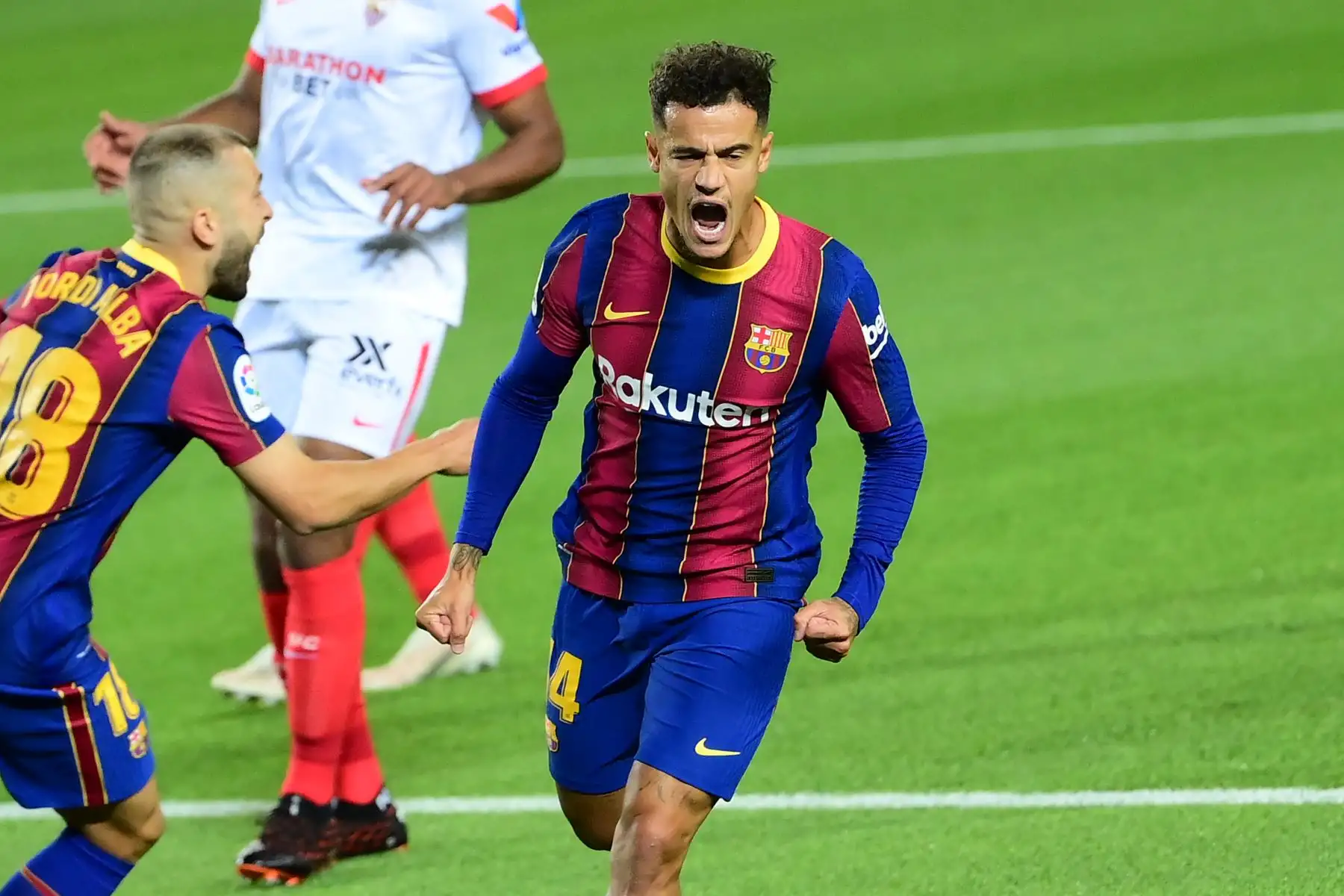 El centrocampista brasileño del Barcelona, Philippe Coutinho, anota durante el partido de fútbol de la Liga española entre el FC Barcelona y el Sevilla FC. Foto: AFP