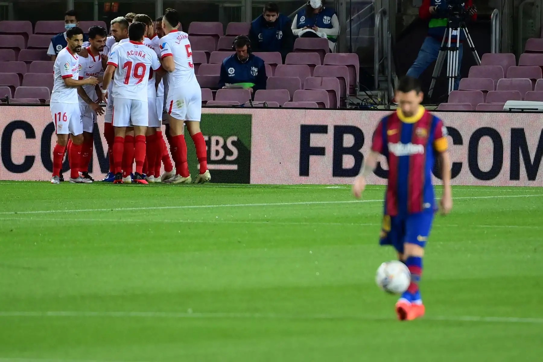 El delantero holandés del Sevilla, Luuk De Jong, celebra con sus compañeros de equipo tras anotar durante el partido de fútbol de la Liga española entre el FC Barcelona y el Sevilla FC. Foto: AFP
