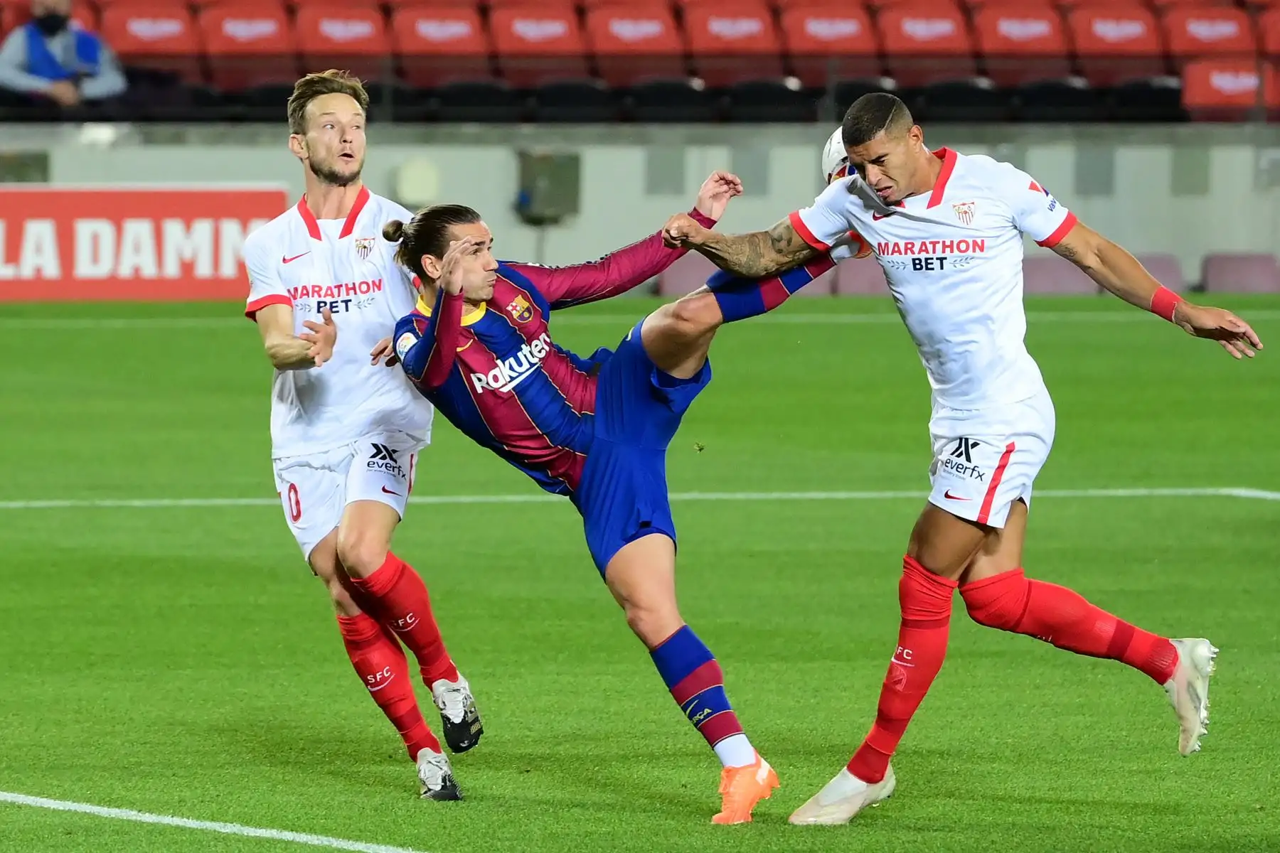 El mediocampista francés del Barcelona, Antoine Griezmann, desafía al mediocampista croata del Sevilla, Ivan Rakitic, y al mediocampista brasileño del Sevilla, Fernando, durante el partido de fútbol de la Liga española. Foto: AFP