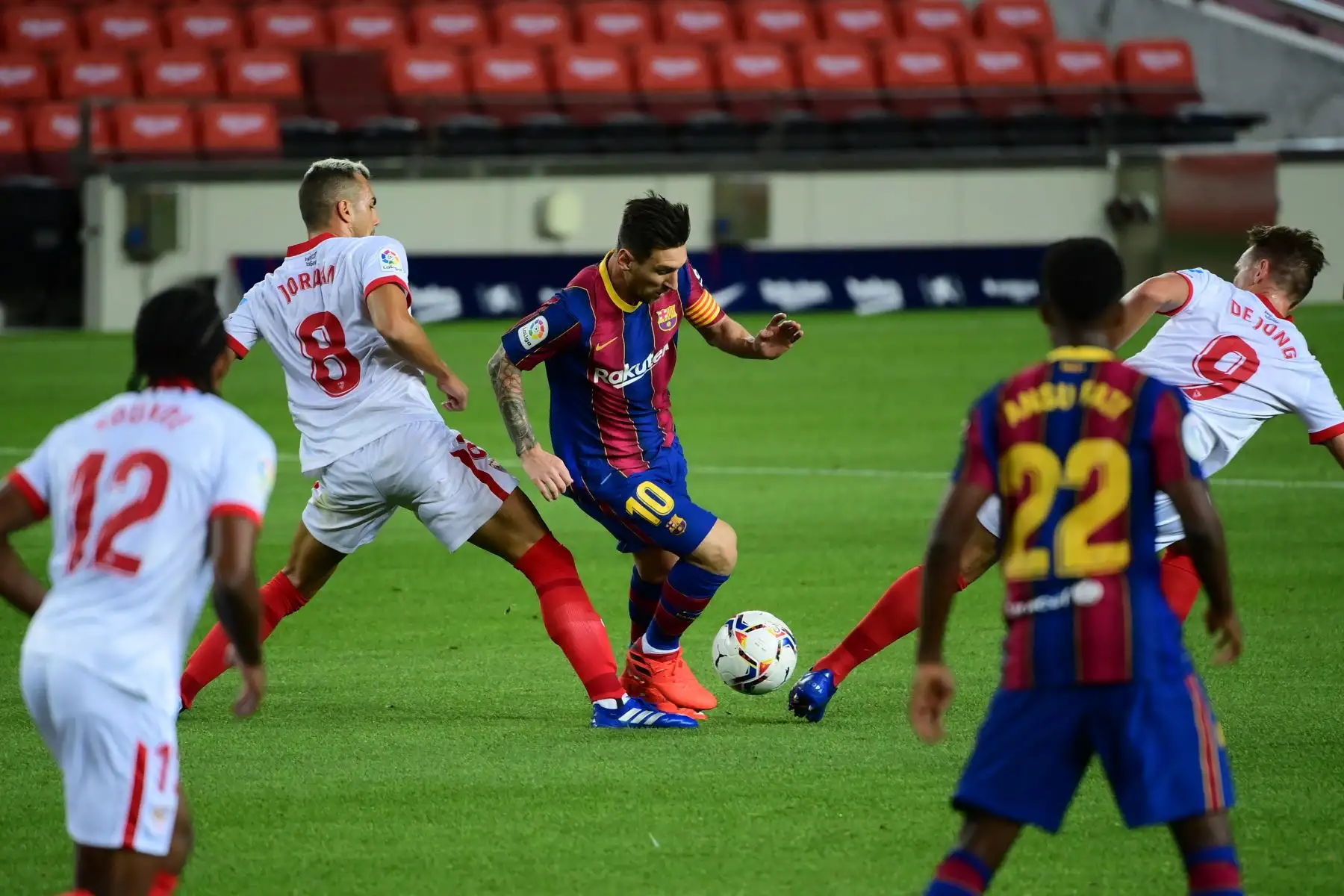 El centrocampista español del Sevilla, Joan Jordan Moreno, y el delantero holandés del Sevilla, Luuk De Jong, desafían al delantero argentino del Barcelona,  Lionel Messi, durante el partido de fútbol de la Liga española. Foto: AFP