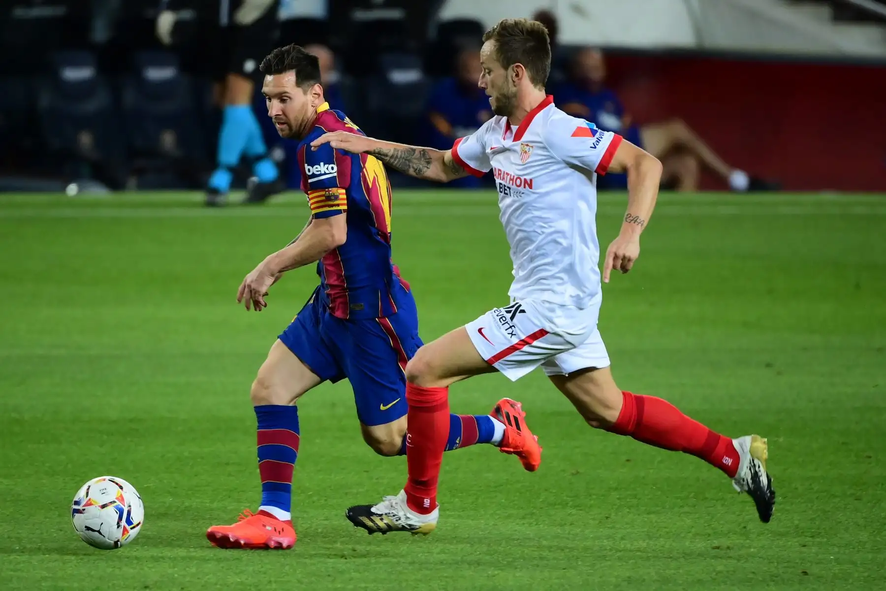 El centrocampista croata del Sevilla, Ivan Rakitic, desafía al delantero argentino del Barcelona, Lionel Messi, durante el partido de fútbol de la Liga española. Foto: AFP