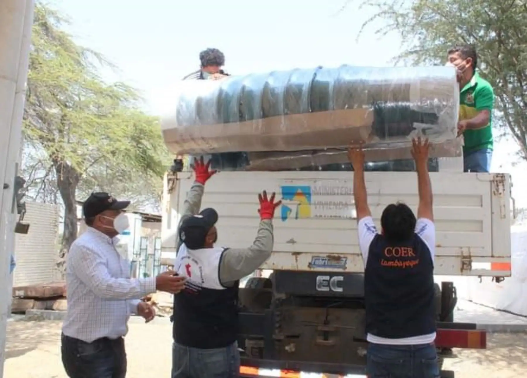 COER Lambayeque entrega bidones a pobladores del distrito de Pacora afectados por la contaminación de agua por arsénico.