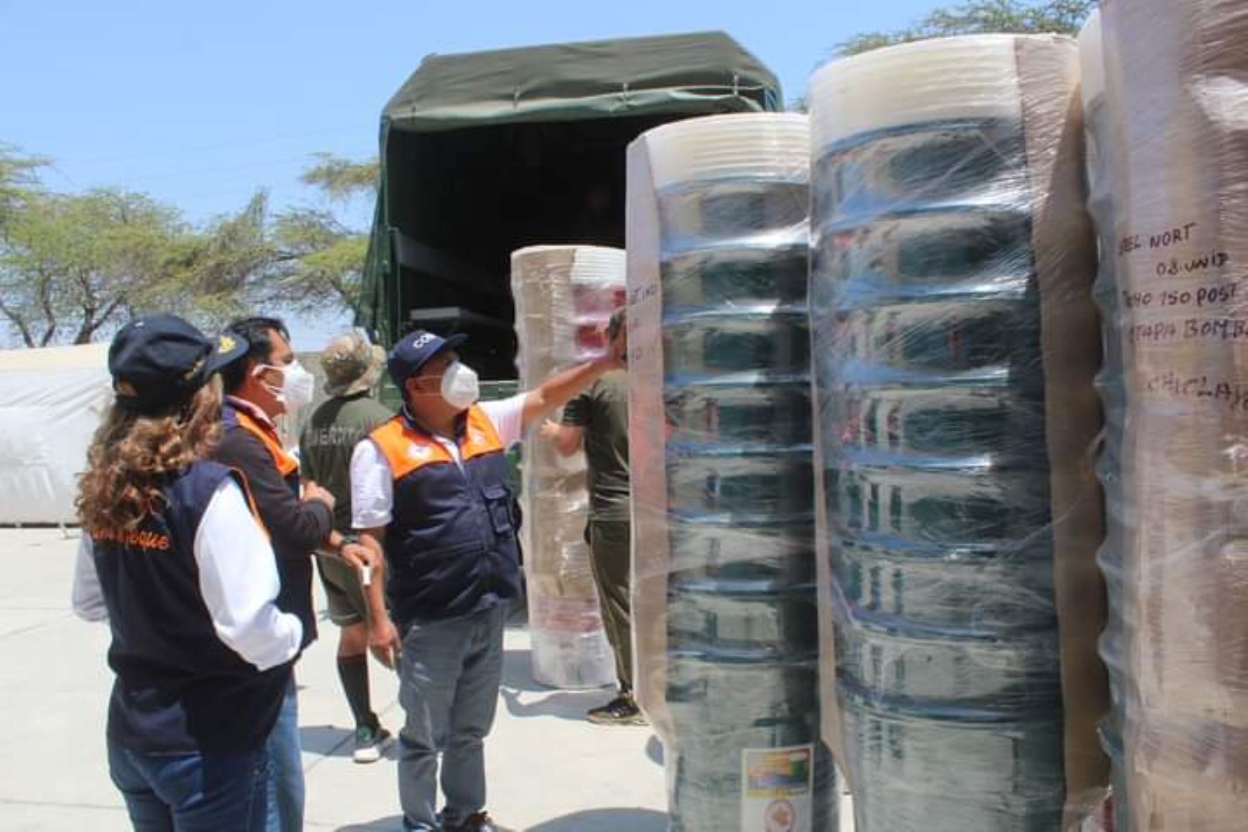 COER Lambayeque entrega bidones a pobladores del distrito de Pacora afectados por la contaminación de agua por arsénico. ANDINA/Difusión	ANDINA/Difusión