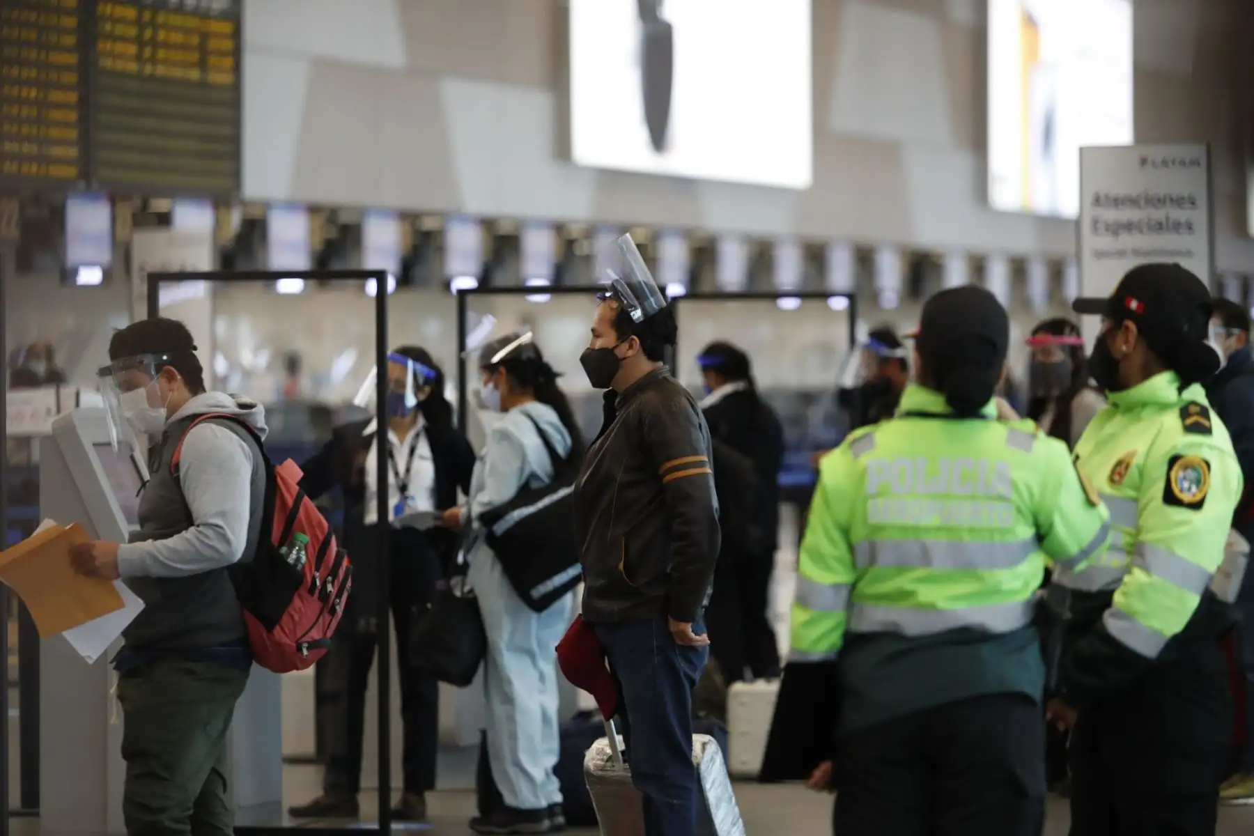 Personal PNP supervisa movimiento en aeropuerto Jorge Chávez durante reanudación de vueltos internacionales como parte de la fase 4 de la reactivación económica.

Foto: ANDINA/Renato Pajuelo