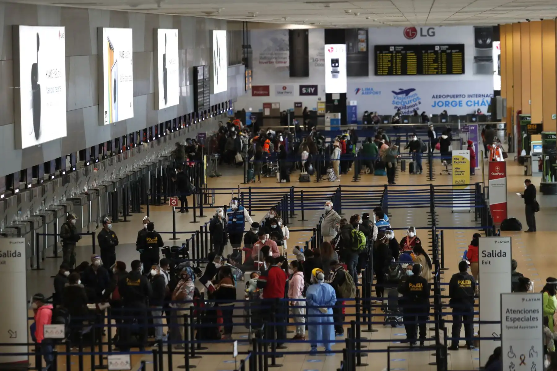 Reinicio de vuelos internacionales en el aeropuerto Jorge Chávez como parte de la fase 4 de la reactivación económica.

Foto: ANDINA/Renato Pajuelo