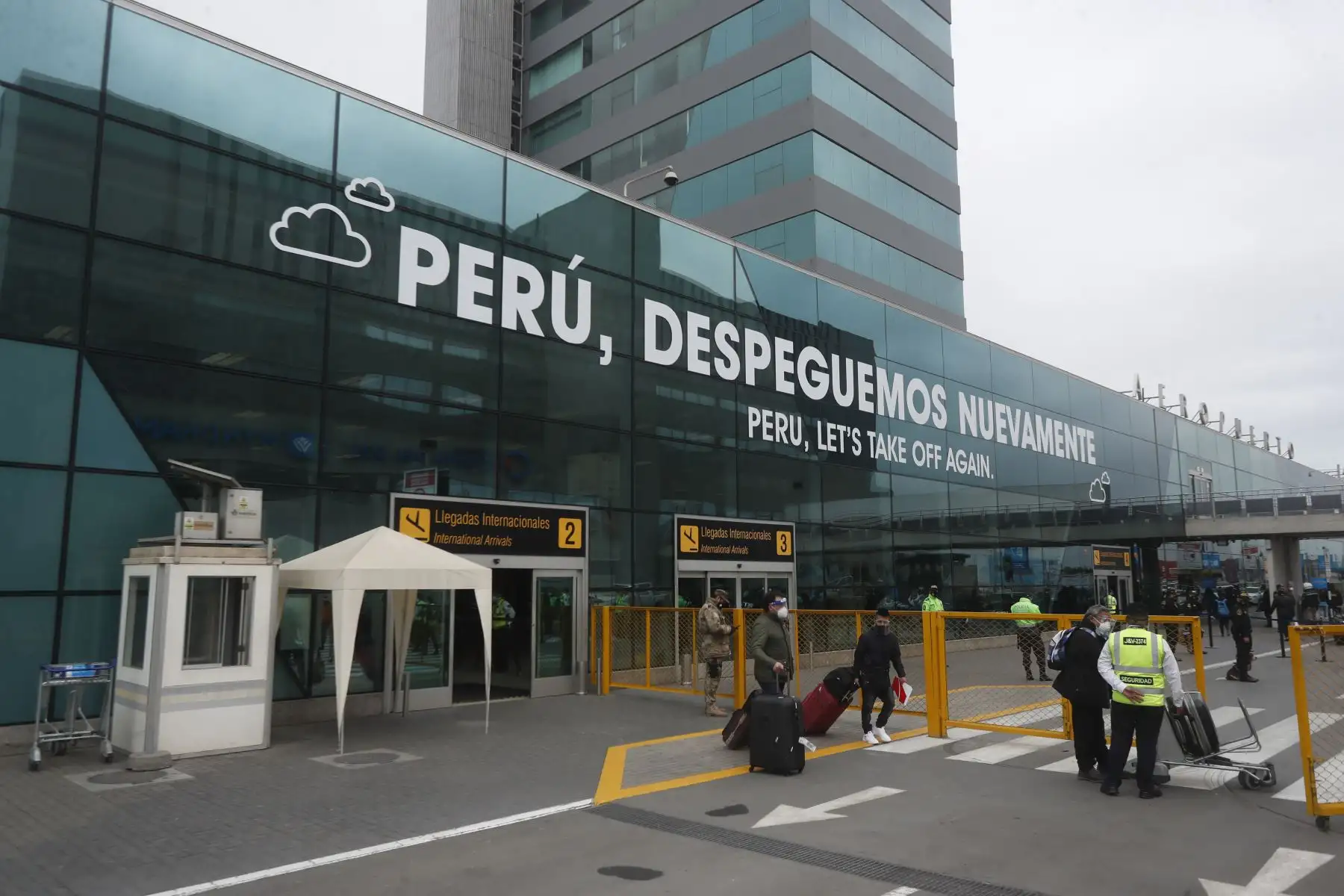 Llegada de pasajeros de vuelos internacionales durante estado de emergencia por coronavirus.

Foto: ANDINA/Renato Pajuelo