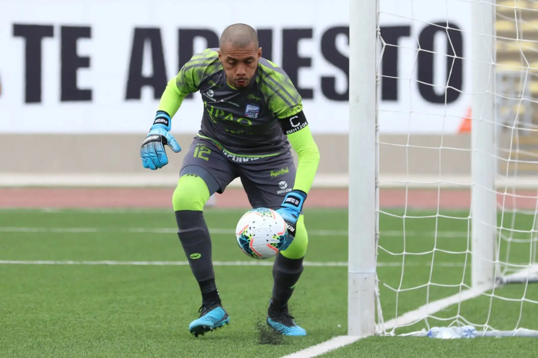 Manuel Heredia de Carlos Manucci  va por el balón durante el encuentro ante Cusco FC  por la jornada 16 de la Liga 1, en el estadio San Marcos.

Foto: Liga de Fútbol Profesional