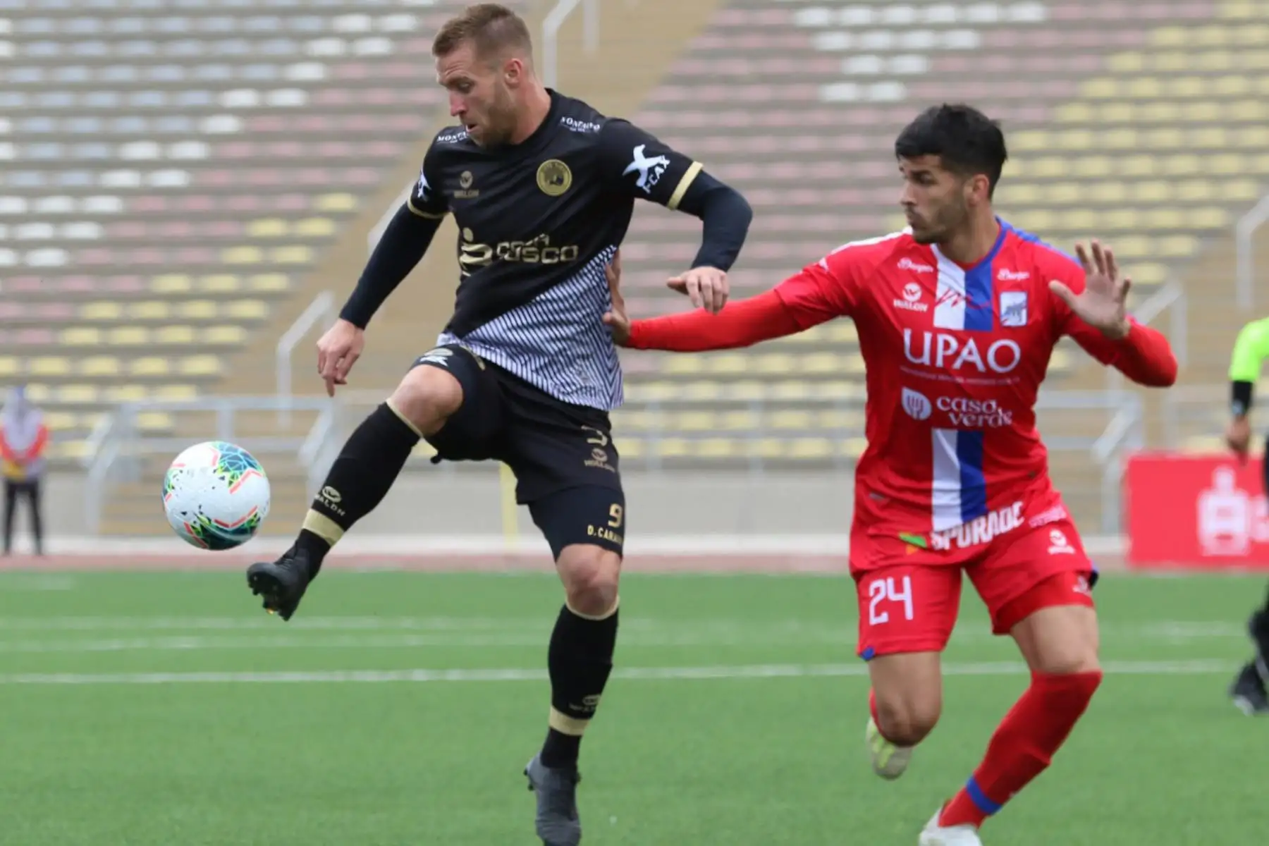 G. Rizzo de Cusco FC y D. Carando de Carlos disputan el balón durante el encuentro que disputan ambas escuadras por la jornada 16 de la Liga 1, en el estadio San Marcos.

Foto: Liga de Fútbol Profesional