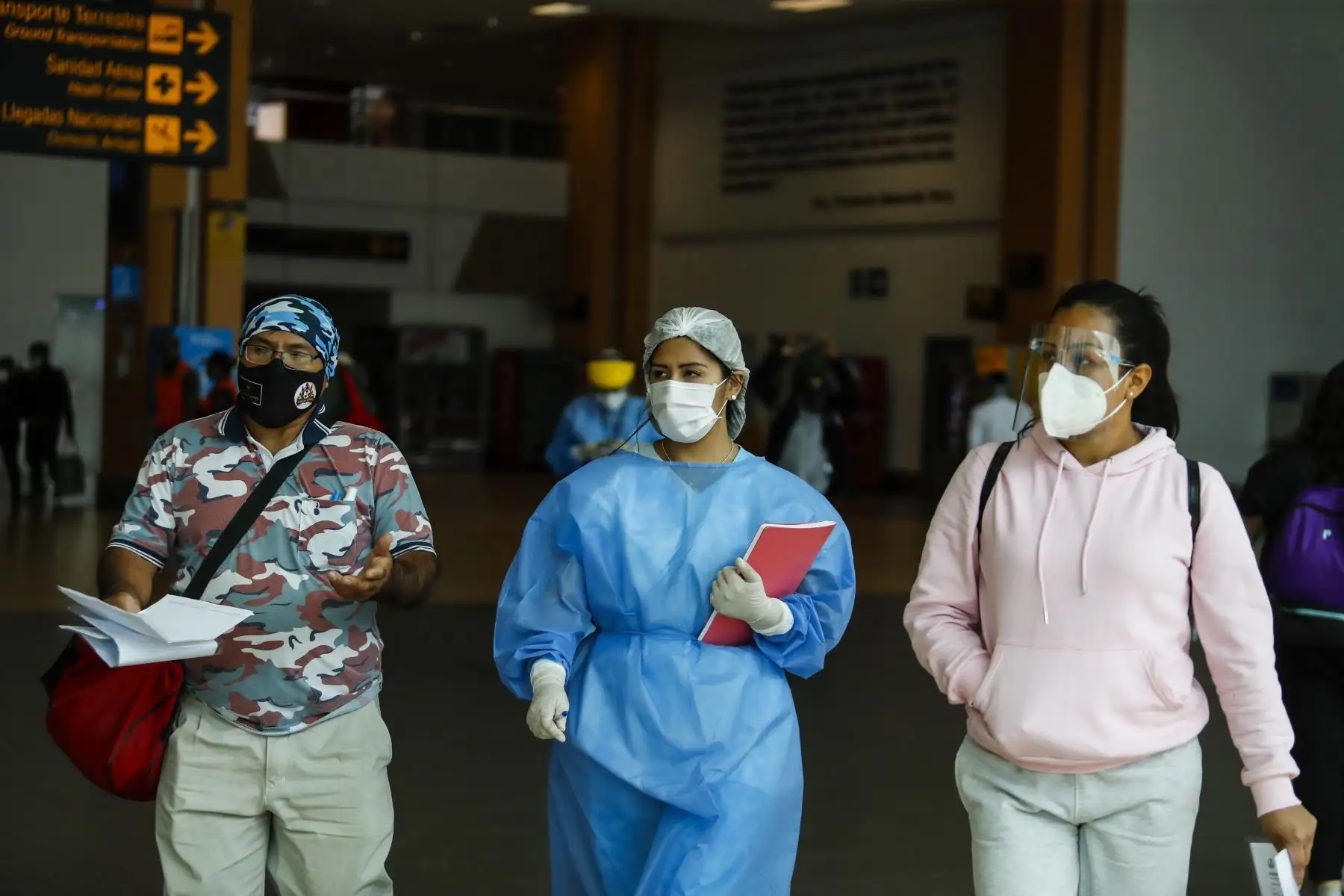 Personal médico acompaña a pasajeros en aeropuerto Jorge Chávez durante estado de emergencia por coronavirus. Foto: ANDINA/Renato Pajuelo