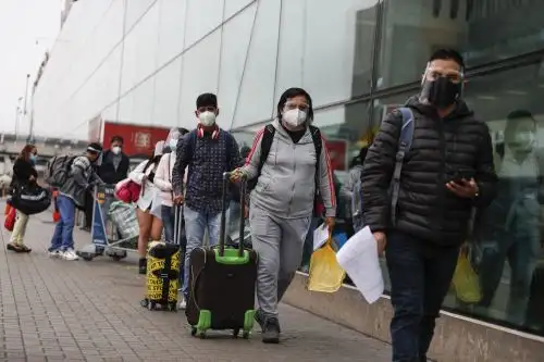 El comportamiento humano es lo que está definiendo la epidemiología del coronavirus, es lo que está explicando la aparición de variantes y que estas se reproduzca, por eso hay que cumplir las medidas sanitarias de prevención. ANDINA/Renato Pajuelo