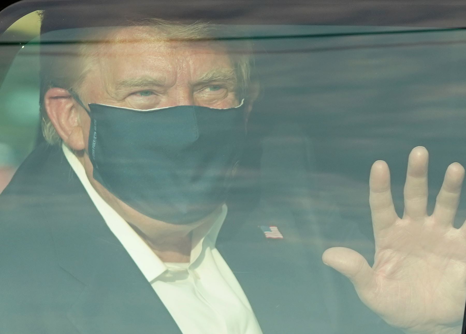 El presidente de EE. UU., Donald Trump, pasó junto a sus partidarios fuera del hospital donde estaba siendo tratado por Covid-19. Foto: AFP