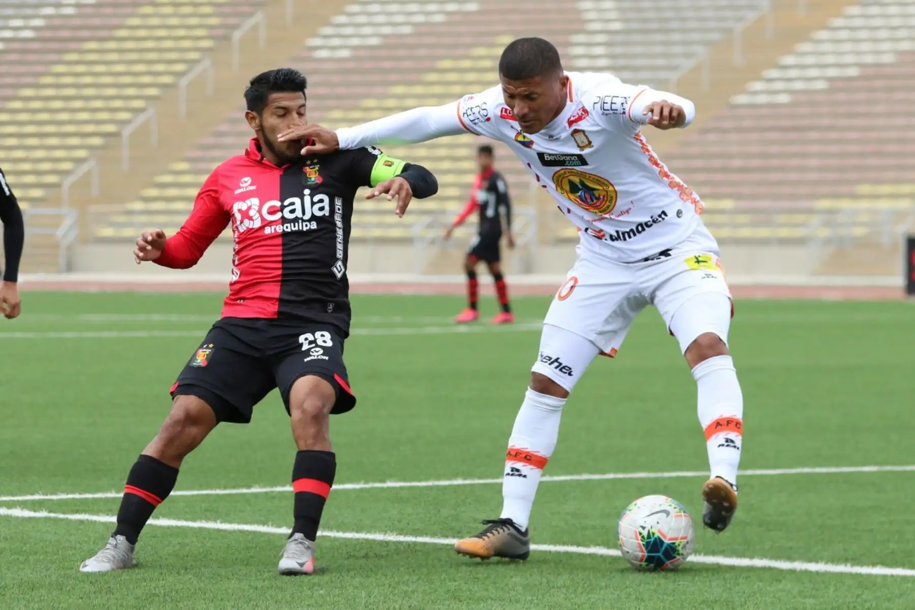 A. Arias de Melgar y M. Quina de Ayacucho FC disputan el balón durante el encuentro que sostienen ambas escuadras por la jornada 16 de la Liga 1, en el estadio San Marcos.

Foto: Liga de Fútbol Profesional