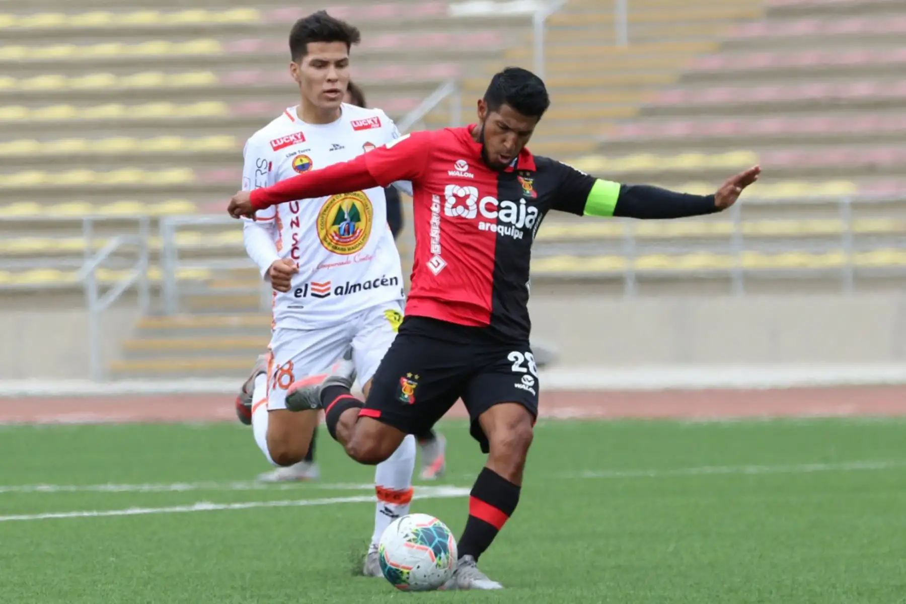 A. Ariasd de Melgar y D. Espinoza de Ayacucho FC disputan el balón durante el encuentro que sostienen por la jornada 16 de la Liga 1, en el estadio San Marcos.

Foto: Liga de Fútbol Profesional