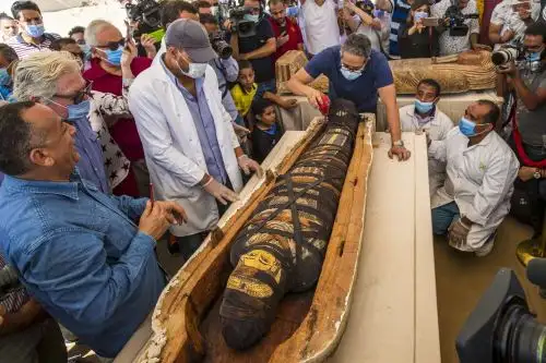 Los cofres, que siglos después todavía mantienen el color, pertenecen al Periodo tardío y, en concreto, a la dinastía XXVI (664-525 a.C), la última antes de la conquista persa. Foto: AFP