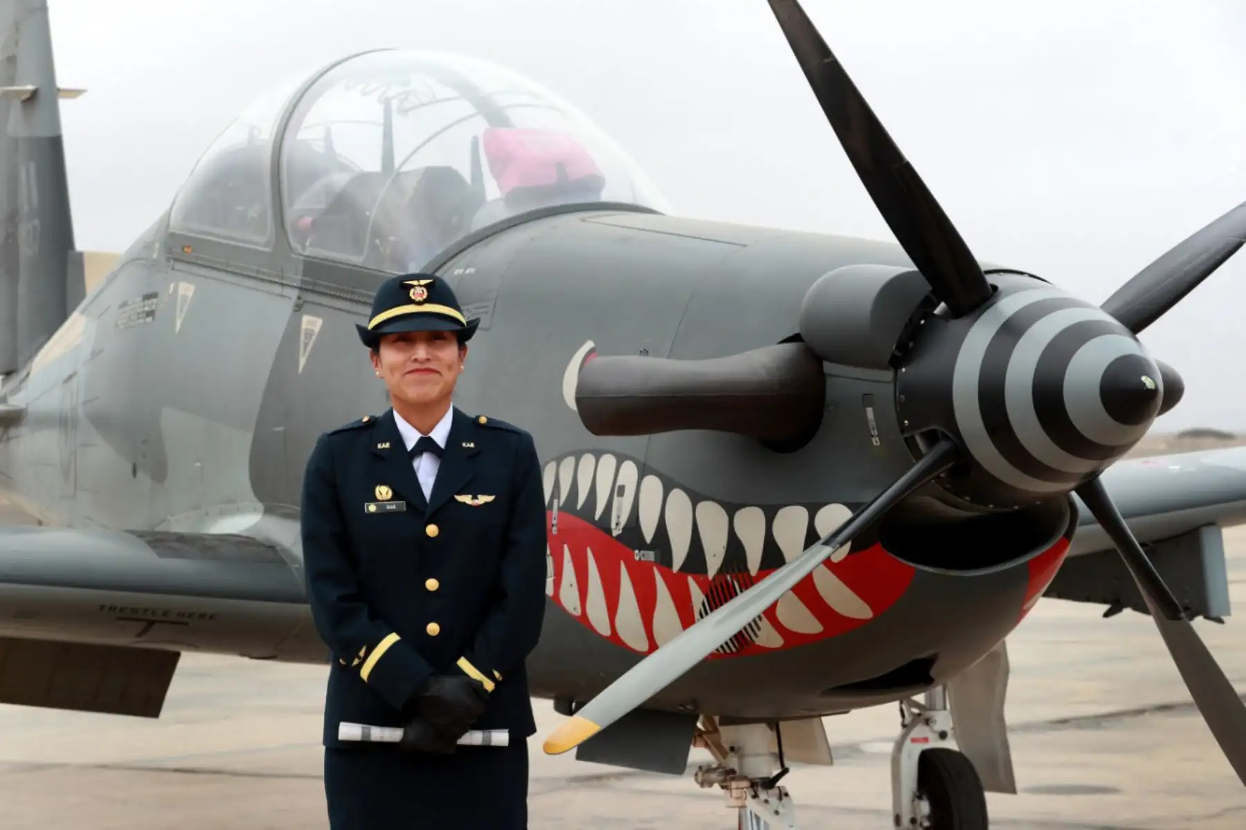 El ministro de Defensa, Jorge Chavez Cresta, arribó esta mañana a la Escuela de Formación de Pilotos Nº 51, en Pisco (Ica), para participar de la ceremonia de graduación de 12 nuevos pilotos militares de la Fuerza Aérea del Perú (FAP). Foto: Mindef