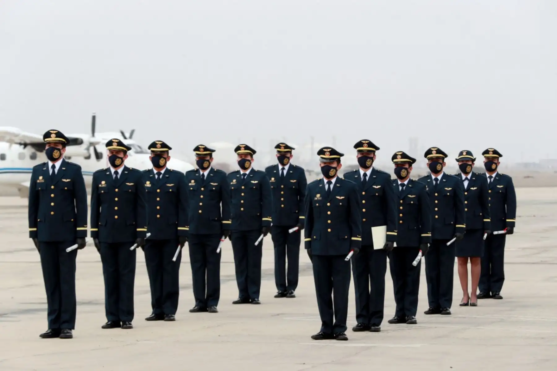 El ministro de Defensa, Jorge Chavez Cresta, arribó esta mañana a la Escuela de Formación de Pilotos Nº 51, en Pisco (Ica), para participar de la ceremonia de graduación de 12 nuevos pilotos militares de la Fuerza Aérea del Perú (FAP). Foto: Mindef