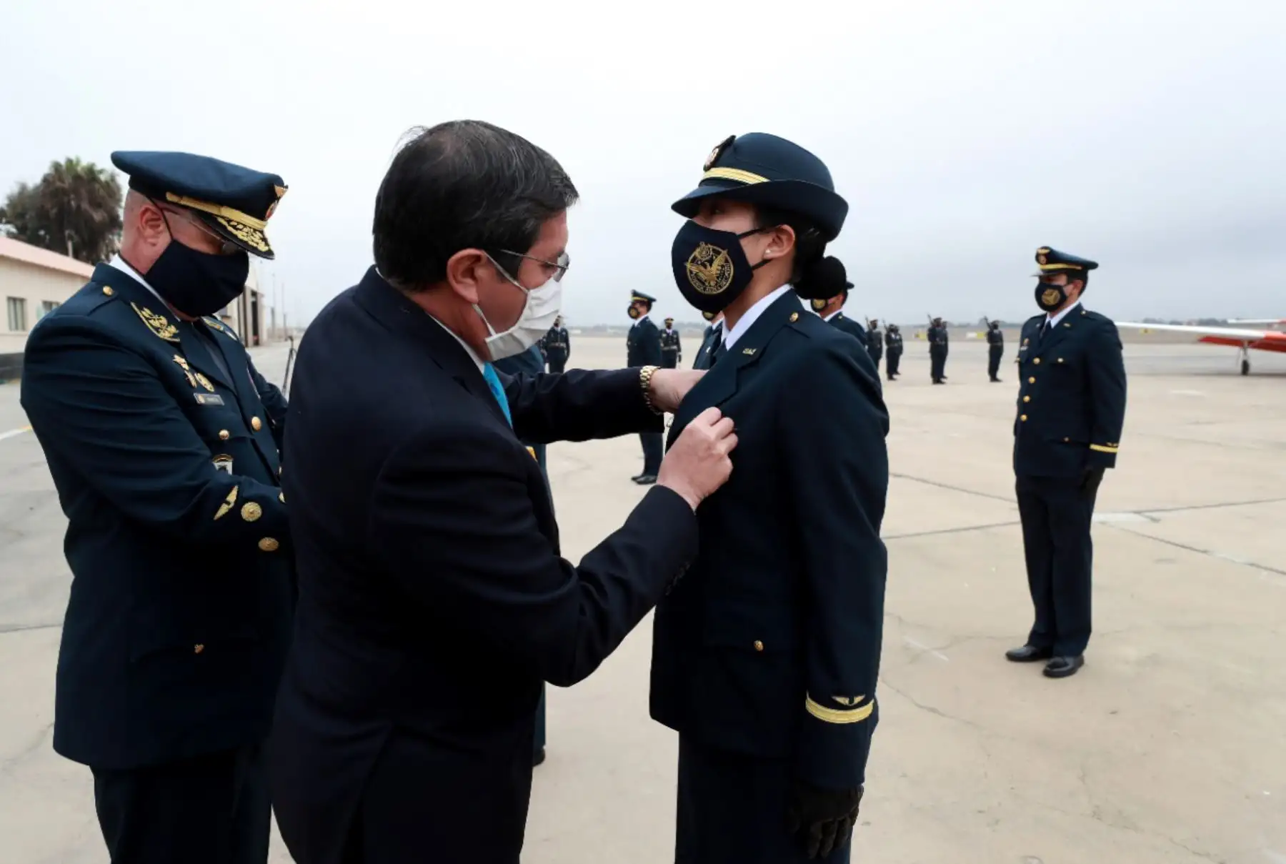 El ministro de Defensa, Jorge Chavez Cresta, arribó esta mañana a la Escuela de Formación de Pilotos Nº 51, en Pisco (Ica), para participar de la ceremonia de graduación de 12 nuevos pilotos militares de la Fuerza Aérea del Perú (FAP). Foto: Mindef