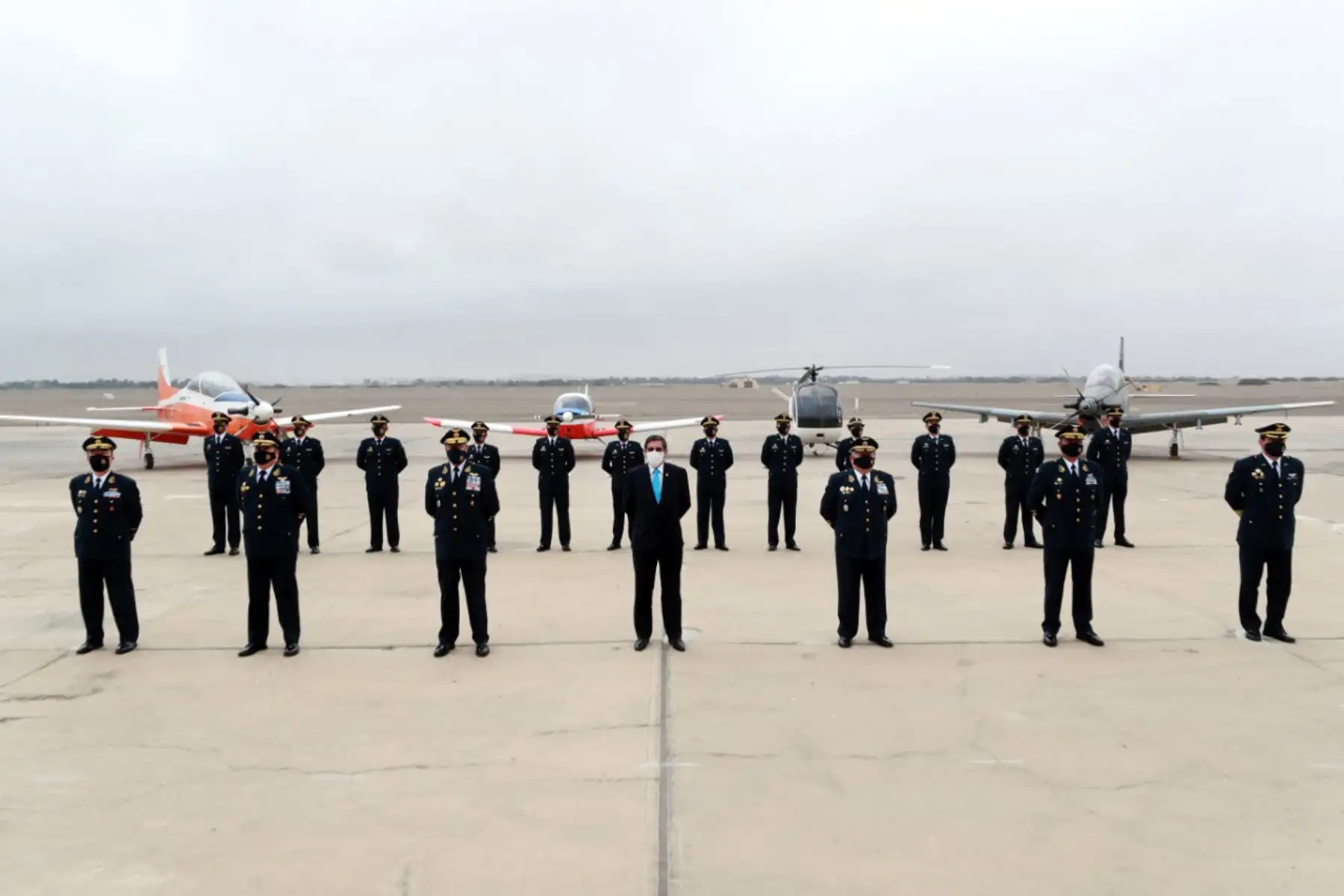 El ministro de Defensa, Jorge Chavez Cresta, arribó esta mañana a la Escuela de Formación de Pilotos Nº 51, en Pisco (Ica), para participar de la ceremonia de graduación de 12 nuevos pilotos militares de la Fuerza Aérea del Perú (FAP). Foto: Mindef