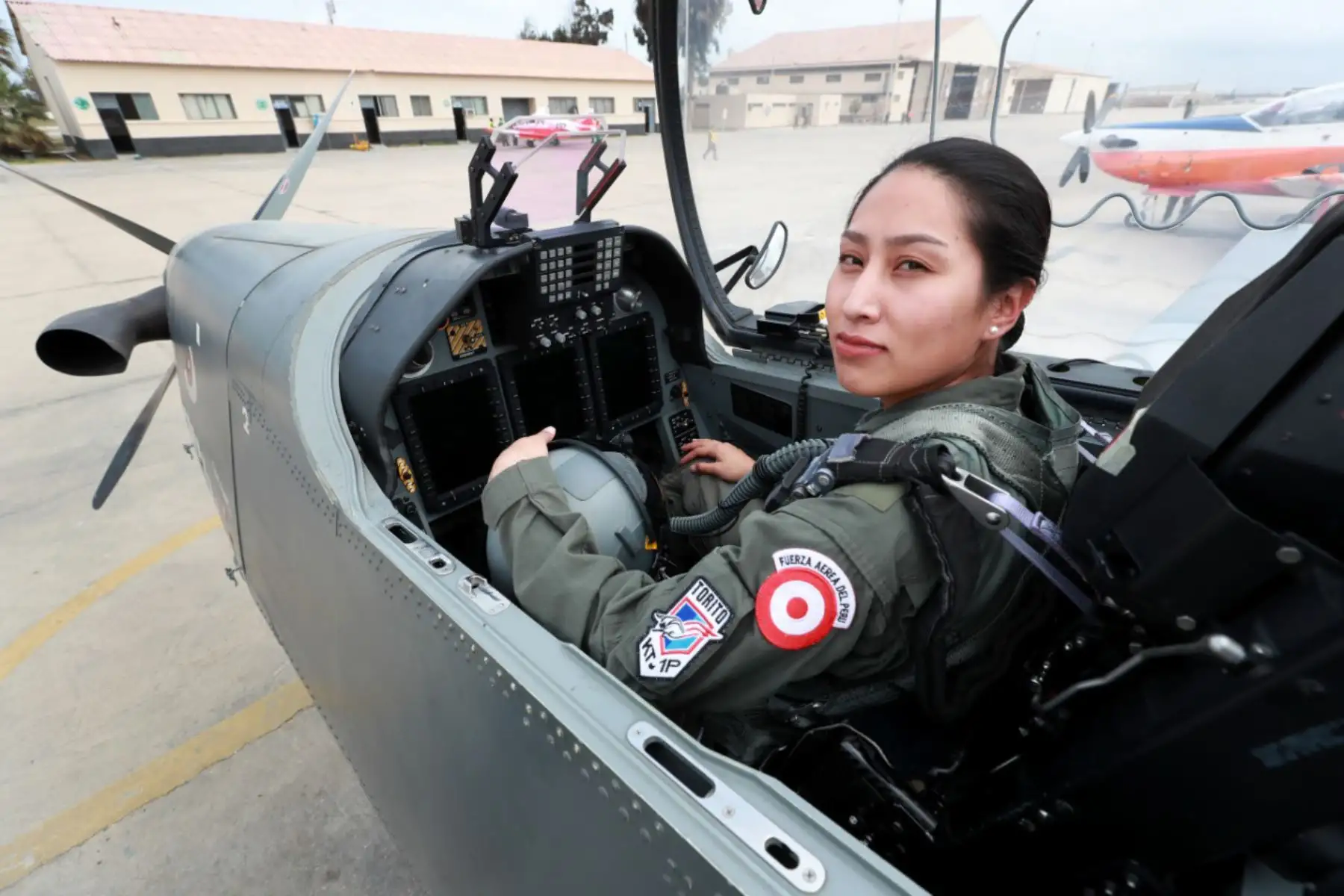 El ministro de Defensa, Jorge Chavez Cresta, arribó esta mañana a la Escuela de Formación de Pilotos Nº 51, en Pisco (Ica), para participar de la ceremonia de graduación de 12 nuevos pilotos militares de la Fuerza Aérea del Perú (FAP). Foto: Mindef