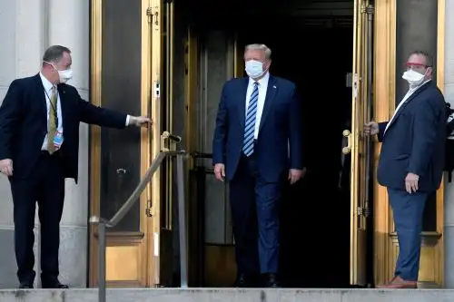 El presidente de los Estados Unidos, Donald Trump, camina hacia Marine One, desde la puerta de entrada del Centro Médico Walter Reed en Bethesda, Maryland. El presidente de Estados Unidos, Donald Trump, anunció el lunes que "pronto volverá a la campaña electoral", justo antes de regresar a la Casa Blanca desde un hospital donde estaba siendo tratado por covid-19. Foto: AFP