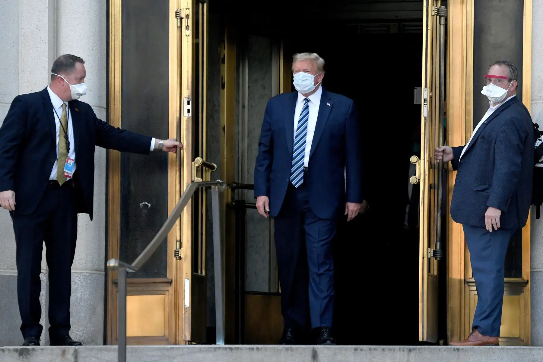 El presidente de los Estados Unidos, Donald Trump, camina hacia Marine One, desde la puerta de entrada del Centro Médico Walter Reed en Bethesda, Maryland. El presidente de Estados Unidos, Donald Trump, anunció el lunes que "pronto volverá a la campaña electoral", justo antes de regresar a la Casa Blanca desde un hospital donde estaba siendo tratado por covid-19. Foto: AFP