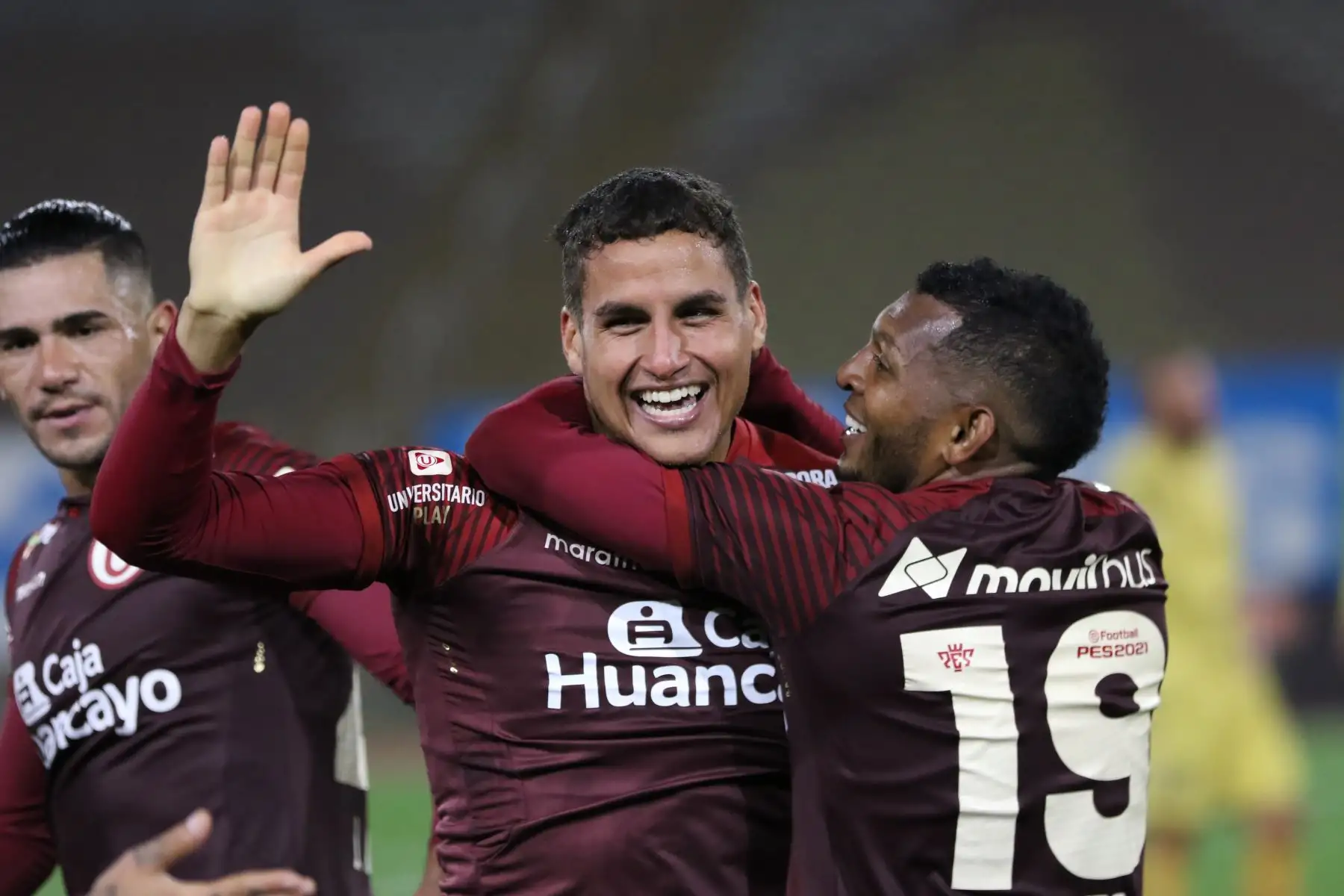 Jugadores de Universitario y cuerpo técnico celebran tras la obtención del título del Torneo Apertura de la Liga 1, luego de vencer por 3-1 a UTC en el estadio San Marcos. Foto: Liga 1 Jugadores de Universitario y cuerpo técnico celebran tras la obtención del título del Torneo Apertura de la Liga 1, luego de vencer por 3-1 a UTC en el estadio San Marcos. Foto: Liga 1
