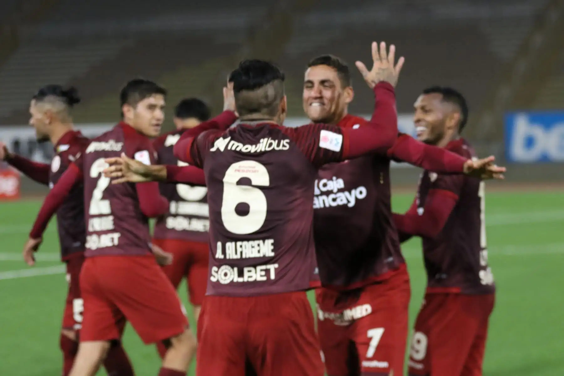 Jugadores de Universitario y cuerpo técnico celebran tras la obtención del título del Torneo Apertura de la Liga 1, luego de vencer por 3-1 a UTC en el estadio San Marcos. Foto: Liga 1 Jugadores de Universitario y cuerpo técnico celebran tras la obtención del título del Torneo Apertura de la Liga 1, luego de vencer por 3-1 a UTC en el estadio San Marcos. Foto: Liga 1