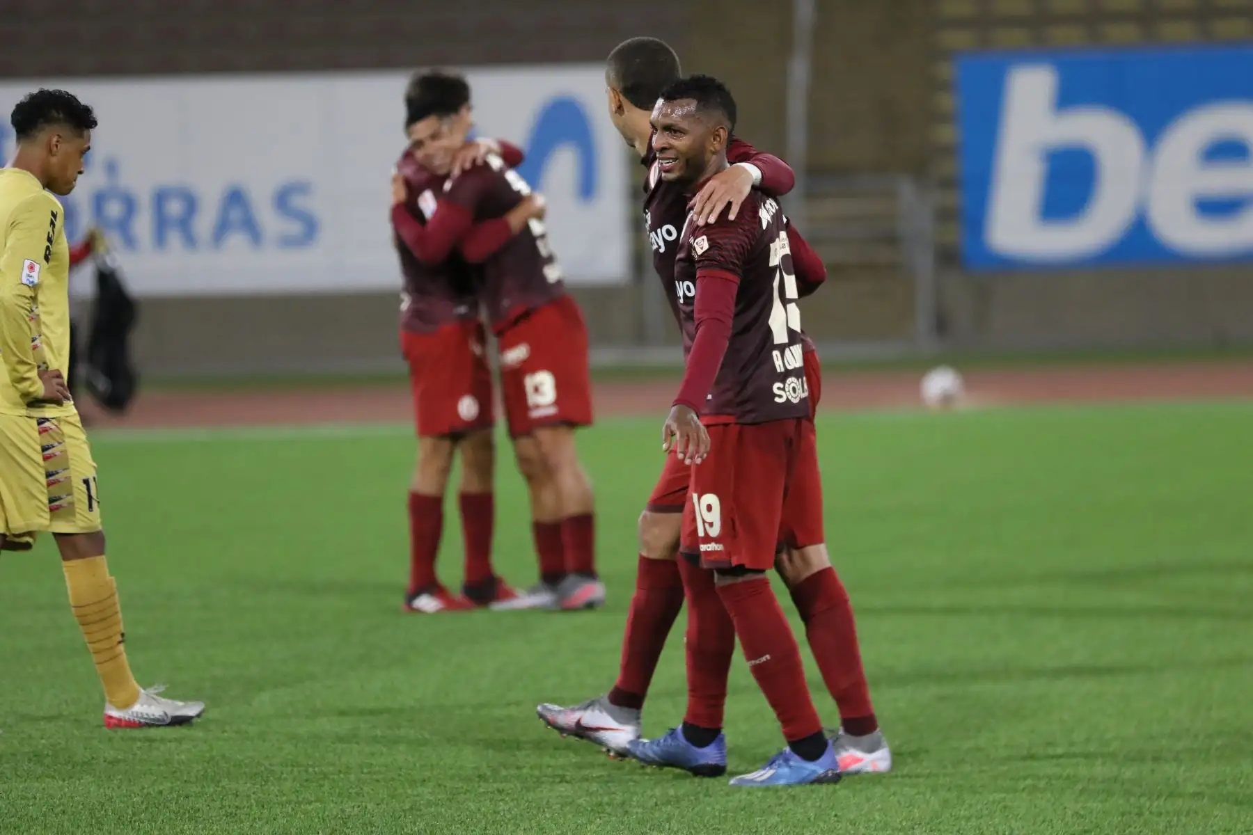 Jugadores de Universitario y cuerpo técnico celebran tras la obtención del título del Torneo Apertura de la Liga 1, luego de vencer por 3-1 a UTC en el estadio San Marcos. Foto: Liga 1 Jugadores de Universitario y cuerpo técnico celebran tras la obtención del título del Torneo Apertura de la Liga 1, luego de vencer por 3-1 a UTC en el estadio San Marcos. Foto: Liga 1