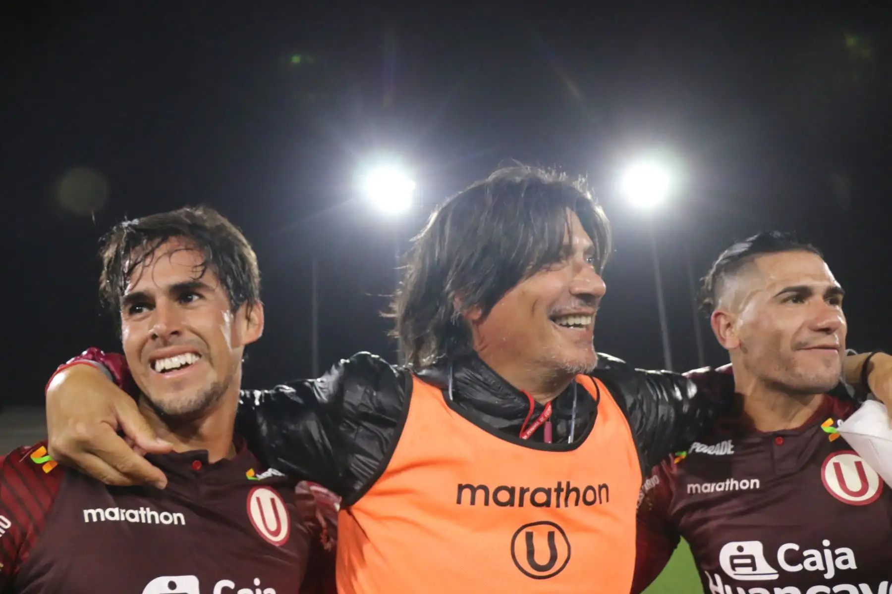 Jugadores de Universitario y cuerpo técnico celebran tras la obtención del título del Torneo Apertura de la Liga 1, luego de vencer por 3-1 a UTC en el estadio San Marcos. Foto: Liga 1 Jugadores de Universitario y cuerpo técnico celebran tras la obtención del título del Torneo Apertura de la Liga 1, luego de vencer por 3-1 a UTC en el estadio San Marcos. Foto: Liga 1